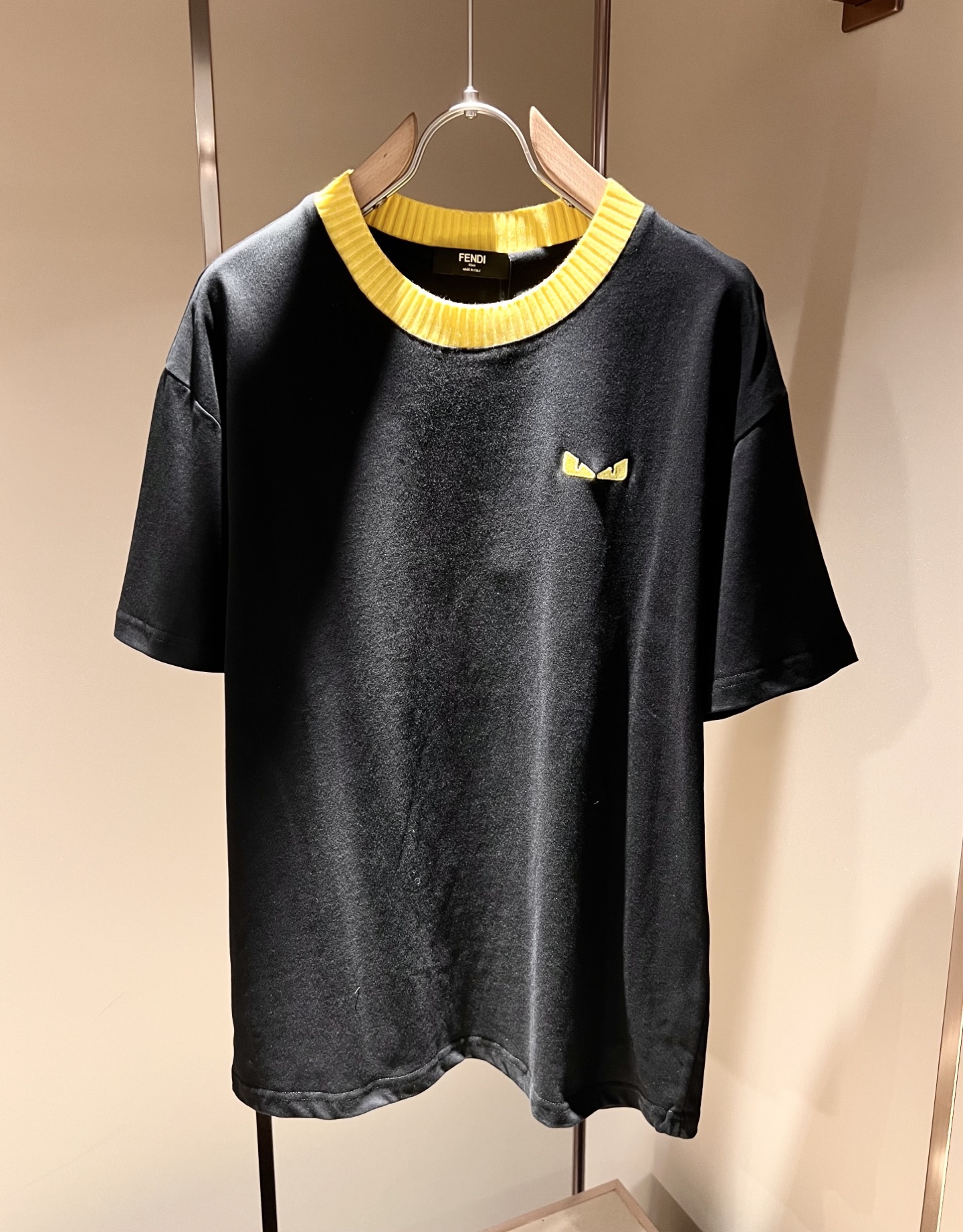 NO:418440,FEN*I FEN*Di's new spring and summer 2025 FD family FF men and women short-sleeved T-shirt, versatile and minimalist short-sleeved shirts for men and women. Original Italian orders, popular FD family items, simple and pure colors. The FD family's enduring iconic products, high-quality products with full representation and full specifications, and high-quality products that all FD fans are worth buying!  Pure Yidian channel orders, high-end and popular products from the FD family, very popular items at the moment, and embroidery decoration of the iconic letter logo pattern!  High-end goods worth keeping and giving away to others!  It is trendy and beautiful, with a full sense of trendy atmosphere, and has a very high level and specifications. It uses a very classic black and white color combination, giving people a strong visual impact and has a very high recognition. It is top-quality exclusive pure cotton fabric, created with a soft, delicate and comfortable touch, and has a very high-end and classy appearance!  Perfectly interprets the charm of the brand and leaves a deep impression. It is more fashionable and charming. It has simple, elegant and fashionable upper body, and is even more stressful for outfits!  The inner wear alone is very delicious and beautiful scenery that cannot be ignored!  Size M-3XL, fendi,dior,T-shirt,tees,t-shirt,alexander wang19860909FEN*I 芬*迪2025春夏新款FD家族FF男女同款短袖T恤,男女同款百搭极简短袖.意大利原厂订单,FD家族人气单品,简约纯色系打造.FD家族经久不衰的标志性臻品,代表性十足,规格感十足的精品,所有FD粉丝都值得抢购的精品！纯正意代渠道订单,FD家族的高奢人气爆款产物,当下十分火爆的单品,标志性字母logo图案刺绣修饰！值得自留和送人的高端货！新潮又好看,潮流气息感十足,档次规格感极高,并且采用十分经典的的黑白双色搭配,给人的视觉冲击感相当强烈,有着极高的辨识度,顶级专属纯棉面料,打造,触感柔软细腻舒适,品相相当高级有档次！完美诠释品牌魅力,给人留下深刻印象.更具时尚与韵味,上身简约大方时尚,对于穿搭更是毫无压力！单穿内搭都极有味道,不可忽视的靓丽风景线！ 尺码M-3XL,,fendi,dior,T-shirt,tees，t-shirt,alexander wang,Men's clothing