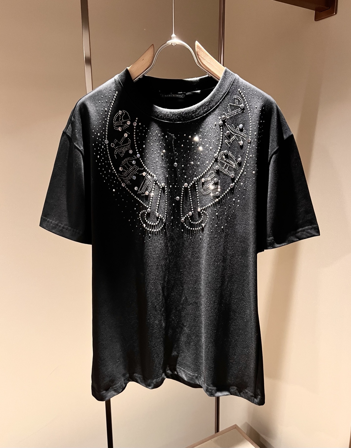 NO:415035,Chrome Hear*s 2025 spring and summer new product for men and women the same style as gram* heart short-sleeved T-shirt, recommended for cracked walls!  The fashionable and arrogant Chrome Hear*s is favored by the whole world. The 2025SS hits the hot product, the classic short-sleeved T-sleeved elements, and the front and rear logo hot diamond design!  Full of fashionable luxury style, exuding a charming sense of art!  Large and lazy, high-end exclusive wash water pure cotton material for customer supply!  Super comfortable upper body!  Large oversized shoulder-falling!  Men and women are the same style!  Size M-3XL, chrome hearts, T-shirt,tees, t-shirt,alexander wang19860909Chrome Hear*s 克*心 2025春夏新品男女同款克*心短袖T恤,墙裂推荐！时尚傲娇的Chrome Hear*s,被全世界宠幸着.2025SS引爆款,经典克*心元素断绝短袖T,前后logo烫钻设计！充满了时尚的奢华风,散发着迷人的艺术感！宽大慵懒,客供高端专属洗水纯棉材质！上身超级舒适！大廓形大落肩！男女同款入！尺码M-3XL,,chrome hearts,T-shirt,tees，t-shirt,alexander wang,Men's clothing