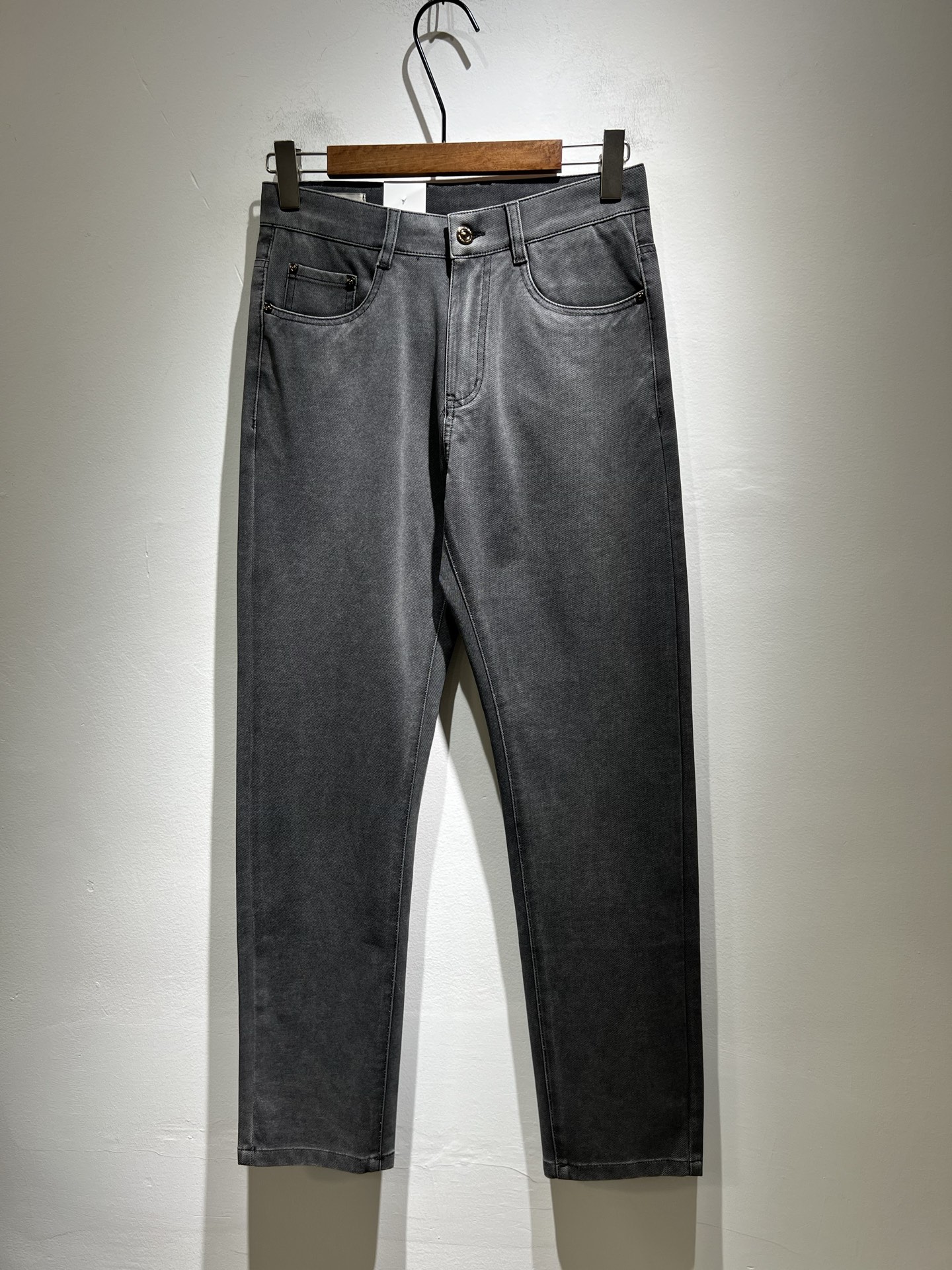 NO:415095,MONC Meng*kou's new spring and summer jeans are available in trading companies and are released on the official website at the same time!  M Scarce Channel Order Products, Quality Control Close Your Eyes to Accept It’s No Regret!  Customized original logo badge design!  This denim trousers are made of imported pure cotton fabrics!  The top denim fabric is carefully crafted, the ingredients are very basic but super perfect. The surface twill feels clear and natural, and the feel is really tough. The actual product will definitely make you convinced and can withstand the test of random counters!  The style is also very outstanding, and it is a super slim style. If you can meet it, please quickly accept it, which will save you a lot of effort in matching!  Size 29-40, jeans,alexander wang19860909MONC蒙*口2025春夏新款牛仔裤,贸易公司渠道稀出,同步官网发售！M稀缺渠道订单臻品,品质控闭眼收走的不后悔款！定制原版logo徽章设计！本款牛仔长裤选用客供进口纯棉面料！顶级牛仔面料精心制作,成份组合很基础却又是超完美,表面斜纹肌里感清晰自然,手感瓷实有韧性,实物到手绝对让你为之诚服,经得起随意柜台支验！版型方面也非常出色,属于超显瘦的版型,能碰到的就赶紧收下,会让你在搭配方面省下不少力！尺码29-40,,jeans,alexander wang,Men's clothing