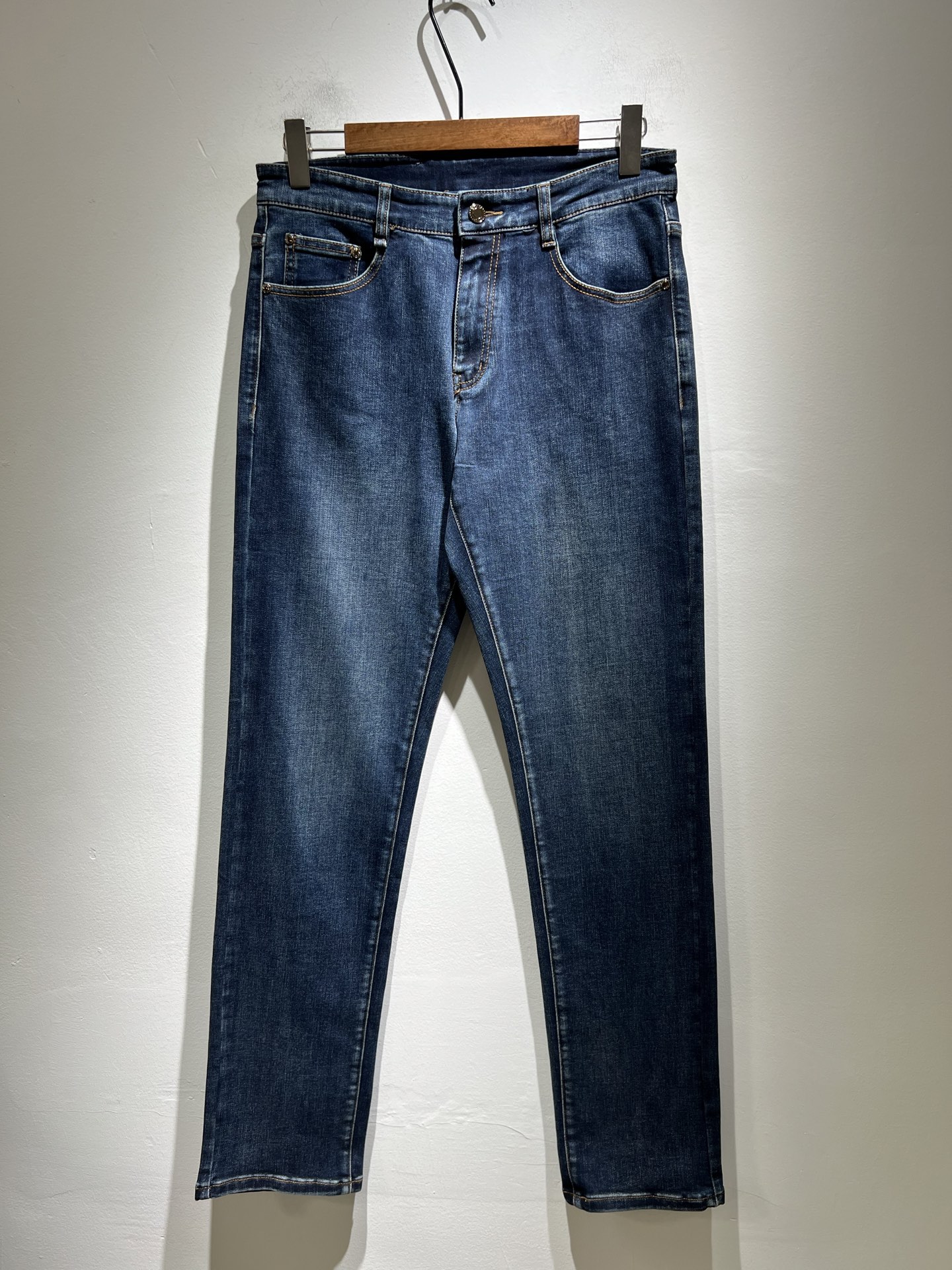 NO:415120,PRA*DA New autumn and winter products are on sale!  Denim is high-end, versatile and pragmatic, and not sensational!  Limited editions in Hong Kong, Macao and Taiwan!  !  Three-dimensional cut cotton material!  The Taiwan foreign trade company undertakes the exquisite and delicate materials, which seems to be Prada's patented high-quality custom-made original hardware logo design!  Not only in the material, color and style, the life philosophy behind the design just fits the dual mentality of modern people's pursuit of personal practicality and fashion aesthetics, and achieves a perfect balance between function and aesthetics. It is not only the display of fashion trends, but also the ultimate of modern aesthetics. P's vision does not limit the indispensable components of the core value of fashion brands, another alternative to mature styles and sizes 29-40, prada, prada, alexander wang19860909PRA*DA 普拉达 秋冬新品发售！牛仔高级百搭实用主义不哗众取宠！港澳台地区限定款！！立体裁剪纯棉材质！台湾外贸公司承接、材质精致细腻似乎是普拉达专利品质上乘 定制原版五金logo设计！不仅在材料、颜色与款式工夫,设计背后的生活哲学正巧契合现代人追求切身实用与流行美观的双重心态,在机能与美学之间取得完美平衡,不但是时尚潮流的展现,更是现代美学的极致.P的视野并没有局限时尚品牌核心价值中不可或缺的组成部分、的另一种选择替代风格成熟、尺码29-40,,prada,prada,alexander wang,Men's clothing