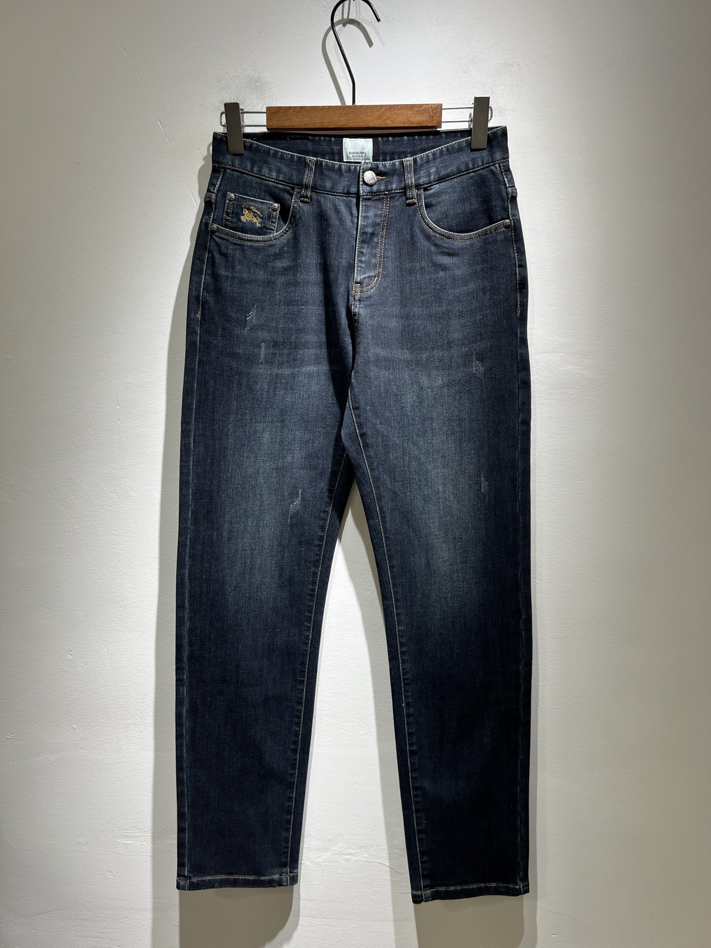 NO:415080,BURBER*Y Ba*li 2025 spring and summer new products for men's high-end casual and versatile jeans!  For BUR fans, such a grand classic design is enough to plant grass at a glance. It is the most handsome series among all BUR jeans this year. I only need to take a look and know that this will definitely be a hit product that has caused a sensation, and it is popular on the Internet. The classic slim three-dimensional tailoring style is equipped with the latest logo pattern waist brand craft design!  Very representative waist brand modification!  It simply and easily demonstrates the charm of the brand, and naturally presents specifications, grades, fashion and trendy effects. It matches the performance to easily create a high-end and high-end effect!  The top imported Japanese washing cowboy is made of cotton, and it is comfortable and breathable, and has a natural drape, which is suitable for all year round outfits!  !  This jeans are made of three-dimensional cut and straight-fitting style. The magic and practical wearability of the single match are understandable. Whether you are wearing daily clothes or appearing on the high street, it is the best choice. It is super charming!  It also demonstrates the authentic BUR original flavor, and it also perfectly shows its specifications and rank!  Obviously, this is a big and powerful product that you must collect. Whether you are a fan of BUR or not, you must collect this product and highly recommend it!  Size 29-40, Burberry, jeans, alexander wang19860909BURBER*Y巴*莉 2025春夏新品男士高端休闲百搭牛仔裤！对于BUR粉丝来说,这样大气的经典设计足矣一眼种草,是今年BUR所有牛仔裤当中最帅的一个系列,我只需要看一眼就知道,这绝对会是一个引起轰动的爆款,而且全网风靡,经典的修身立体剪裁版型打造,配置了最新的logo图案腰牌工艺设计！极具代表性腰牌修饰！简单轻松的彰显出品牌魅力所在,自然而然的呈现规格,档次,时髦以及新潮效果,搭配性能满分,轻松穿出高级感与高端效果！顶级的进口日本洗水牛仔棉质打造,并舒适透气感满分,且垂感自然,适合一年四季的穿搭所需！！此款牛仔裤采用了立体裁剪小直筒版型打造,其单配魔力与实穿性是无可厚非的,不管你是日常穿搭还是高街出镜都是不二之选,超具魅力！更是彰显了地地道道的的BUR原味,同时也是完美的展现了其规格和段位所在！很显然,这是一款绝对要收的重磅好货,不管你是不是BUR的粉丝,此款你都必须要收,极力推荐的好货！尺码29-40,,burberry,jeans,alexander wang,Men's clothing