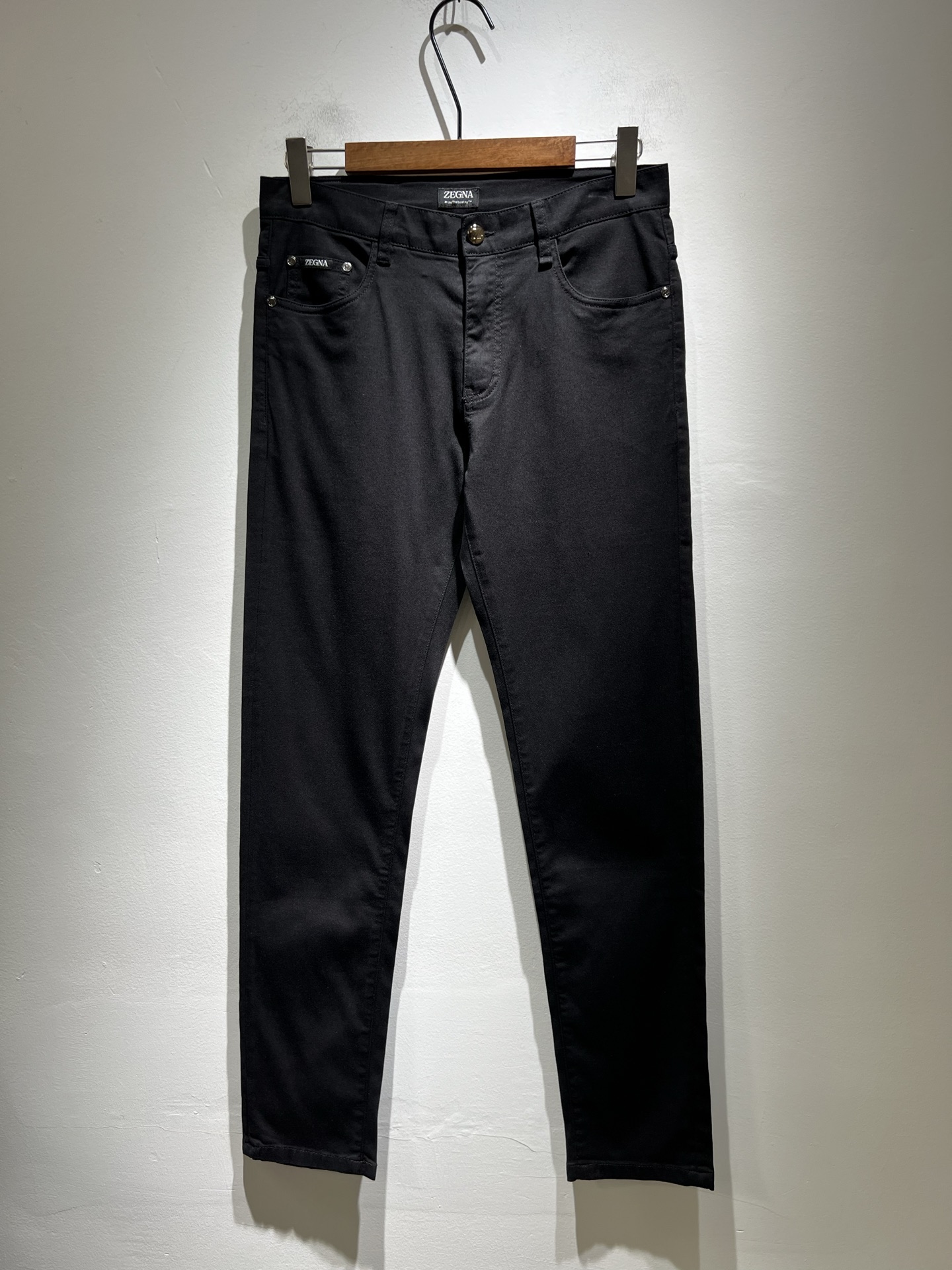 NO:415109,Zegna's new spring and summer 2025 new men's casual jeans, the finale of the channel has appeared!  !  Sold simultaneously at the counter!  It is no exaggeration to say that this trouser is made from the original OEM channel, not a bragging original OEM, but is a product from the domestic ready-to-wear OEM factory officially authorized by Jenia!  Therefore, the ratio of quantity and size is extremely short, so you can earn it if you grab it!  The best pants are officially unveiled!  !  !  !  !  !  Zegna's things have always been one of the only essential outfits for successful business people!  Not everyone can easily surpass the brand's high-end style and its own strong aura. No matter which season the style is, it is a standard temperament!  However, the fabric style is between business and casual and daily wear, and the waist design logo waist brand decoration!  Only Jenya, who can design a pair of trousers so well-suited to the public, is the only one who focuses on men's clothing, business and casualness!  Whether you wear this style in a casual occasion or in a business occasion, you must wear it well and be able to wear it to your own taste!  Pants that give yourself unlimited points!  Size 29-40, zegna, jeans, alexander wang19860909Zegna 杰尼亚 2025春夏新款男士休闲牛仔裤,压轴的渠道货出现了！！柜台同步销售！ 毫不夸张的说,此款裤装是原厂代工渠道的货,并不是吹牛的原厂代工,完全是由杰尼亚官方授权的国内成衣代工厂出来的产品！所以数量跟尺码配比都极度紧缺,抢到就是赚到！最好的裤装正式揭幕！！！！！！Zegna的东西,从来都是成功商务人士的专属必备行头之一！品牌高级的格调以及自带强大的气场并不是所有人都能轻易凌驾的.无论哪季的款式都是都是气质标配！但是面料版型又介乎于商务休闲跟日常穿着之间,腰身设计logo腰牌修饰！能将一款裤装设计到如此贴合大众穿着,也就只有专注于男装商务休闲的杰尼亚了！不论您是休闲场合穿搭,或者商务场合此款都能搭配的恰到好处要穿,就必须穿好的,能穿出属于自己品味的！给自己无限加分的裤子！尺码29-40,,zegna,jeans,alexander wang,Men's clothing