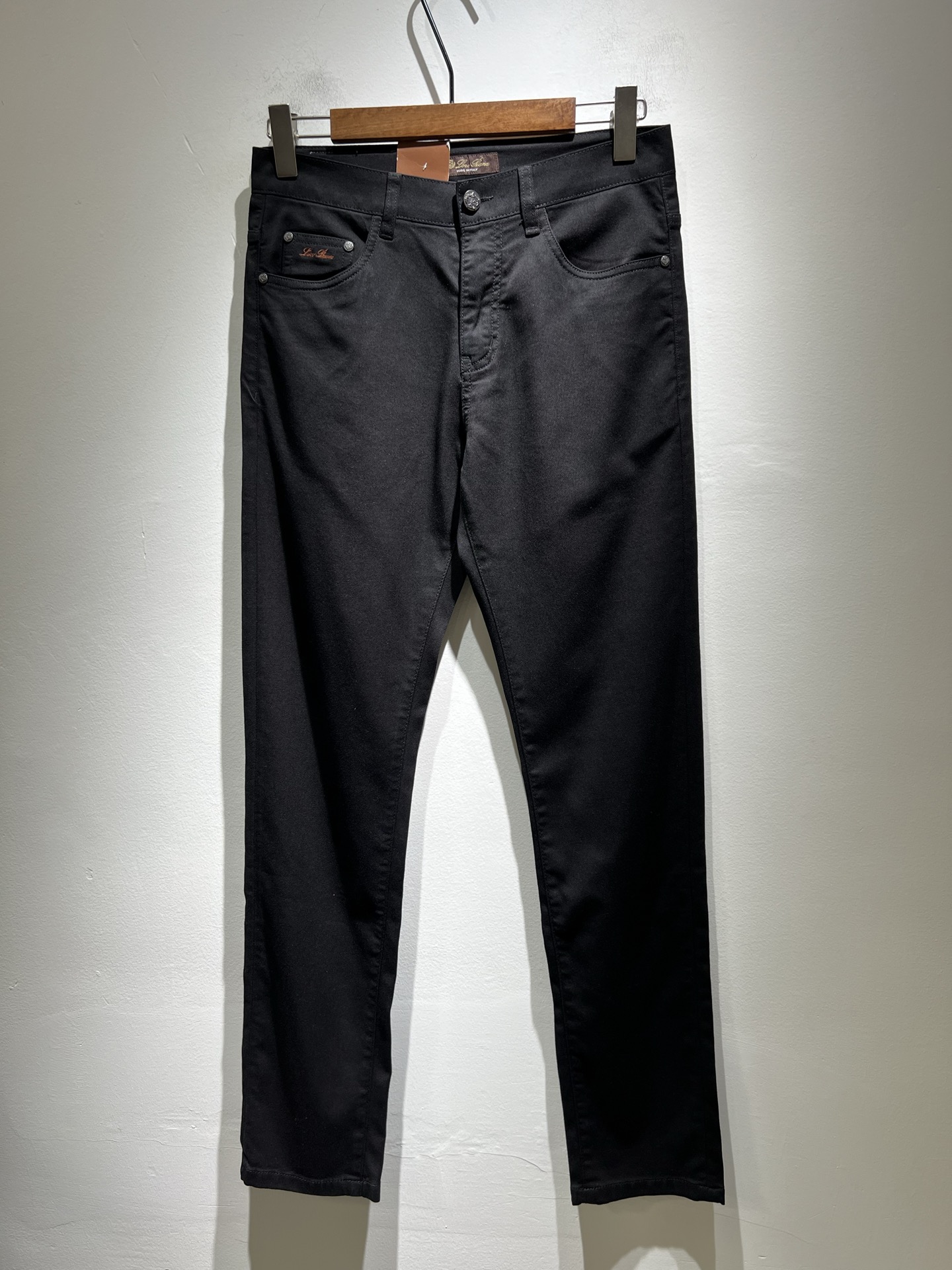 NO:415119,Loro Piana Nouyou Pianya 2025 spring and summer new men's fashion high-end casual pants, Hong Kong foreign business channel goods, original Japanese production, pure blood quality, perfectly continues the essence and genes of LP home. From the main fabric to the detailed craftsmanship, all show the ingenuity of quality, use multiple brand elements to interpret, and choose the precious cowhide material to build a logo waist brand leather design!  Identity manifestation that belongs to the soul!  Customer-supplied high-end imported pure cotton fabrics, very high-end and fashionable detailed craftsmanship, red ear cloth is completed by a specific antique loom. This element represents the identity and rank of jeans, which is very worthy of careful appreciation!  In terms of matching, it is invincible and explains the versatility in place, with ingenious details and exquisite accessories. The auxiliary materials are all provided by foreign merchants. They are tailored and slim, and the upper body is lifted with an excellent effect. They are a styling item that is hard to come by!  Size 29-40, loro piana, loro piana, jeans, cowhide, alexander wang19860909Loro Piana诺悠翩雅 2025春夏新品男士时装款高端休闲裤,香港洋行渠道货,日本原厂出品,纯血统品质,完美延续了LP家的精髓与基因,从主体面料到细节工艺,无不彰显出品质的匠心所在,运用多个品牌元素标识来诠释,选取矜贵的牛皮材质构建logo腰牌皮革设计！属于灵魂式的身份彰显！客供高级进口的纯棉面料,非常高级且时髦的细节工艺,赤耳布是由特定古董织布机完成,此元素代表着牛仔裤的身份及段位,非常值得细品悦人！在搭配上所向无敌,把百搭阐释到位,细节匠心考究,辅料皆为外商客供,剪裁合体修身,上身提臀效果绝佳,可遇而不可求的造型单品！尺码29-40,,loro piana,loro piana,jeans,cowhide,alexander wang,Men's clothing