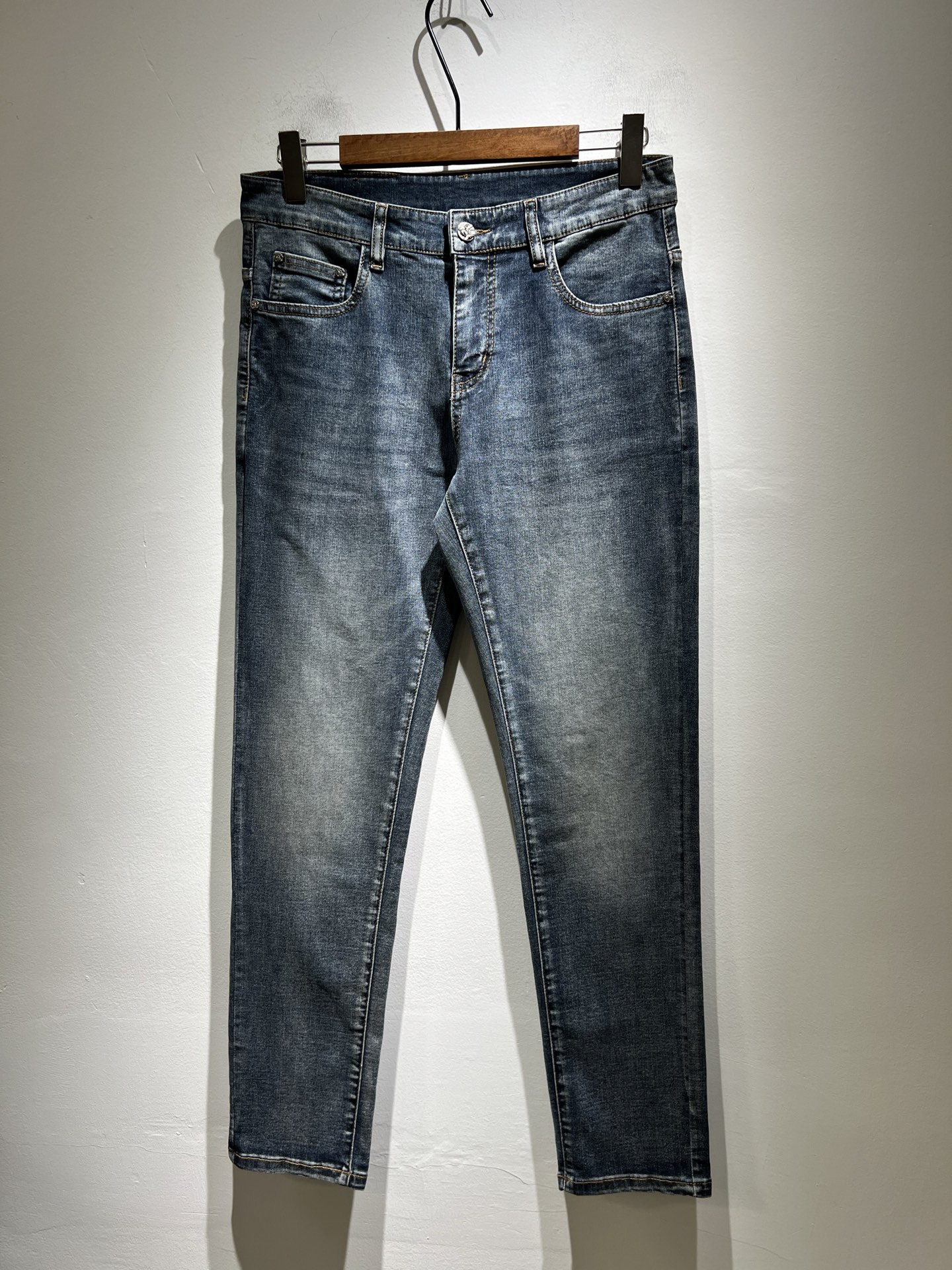 NO:415133,BURBER*Y Ba*li 2025 spring and summer new products for men's high-end casual and versatile jeans!  For BUR fans, such a grand classic design is enough to plant grass at a glance. It is the most handsome series among all BUR jeans this year. I only need to take a look and know that this will definitely be a hit product that has caused a sensation, and it is popular on the Internet. The classic slim three-dimensional tailoring style is equipped with the latest logo pattern waist brand craft design!  Very representative waist brand modification!  It simply and easily demonstrates the charm of the brand, and naturally presents specifications, grades, fashion and trendy effects. It matches the performance to easily create a high-end and high-end effect!  The top imported Japanese washing cowboy is made of cotton, and it is comfortable and breathable, and has a natural drape, which is suitable for all year round outfits!  !  This jeans are made of three-dimensional cut and straight-fitting style. The magic and practical wearability of the single match are understandable. Whether you are wearing daily clothes or appearing on the high street, it is the best choice. It is super charming!  It also demonstrates the authentic BUR original flavor, and it also perfectly shows its specifications and rank!  Obviously, this is a big and powerful product that you must collect. Whether you are a fan of BUR or not, you must collect this product and highly recommend it!  Size 29-40, Burberry, jeans, alexander wang19860909BURBER*Y巴*莉 2025春夏新品男士高端休闲百搭牛仔裤！对于BUR粉丝来说,这样大气的经典设计足矣一眼种草,是今年BUR所有牛仔裤当中最帅的一个系列,我只需要看一眼就知道,这绝对会是一个引起轰动的爆款,而且全网风靡,经典的修身立体剪裁版型打造,配置了最新的logo图案腰牌工艺设计！极具代表性腰牌修饰！简单轻松的彰显出品牌魅力所在,自然而然的呈现规格,档次,时髦以及新潮效果,搭配性能满分,轻松穿出高级感与高端效果！顶级的进口日本洗水牛仔棉质打造,并舒适透气感满分,且垂感自然,适合一年四季的穿搭所需！！此款牛仔裤采用了立体裁剪小直筒版型打造,其单配魔力与实穿性是无可厚非的,不管你是日常穿搭还是高街出镜都是不二之选,超具魅力！更是彰显了地地道道的的BUR原味,同时也是完美的展现了其规格和段位所在！很显然,这是一款绝对要收的重磅好货,不管你是不是BUR的粉丝,此款你都必须要收,极力推荐的好货！尺码29-40,,burberry,jeans,alexander wang,Men's clothing