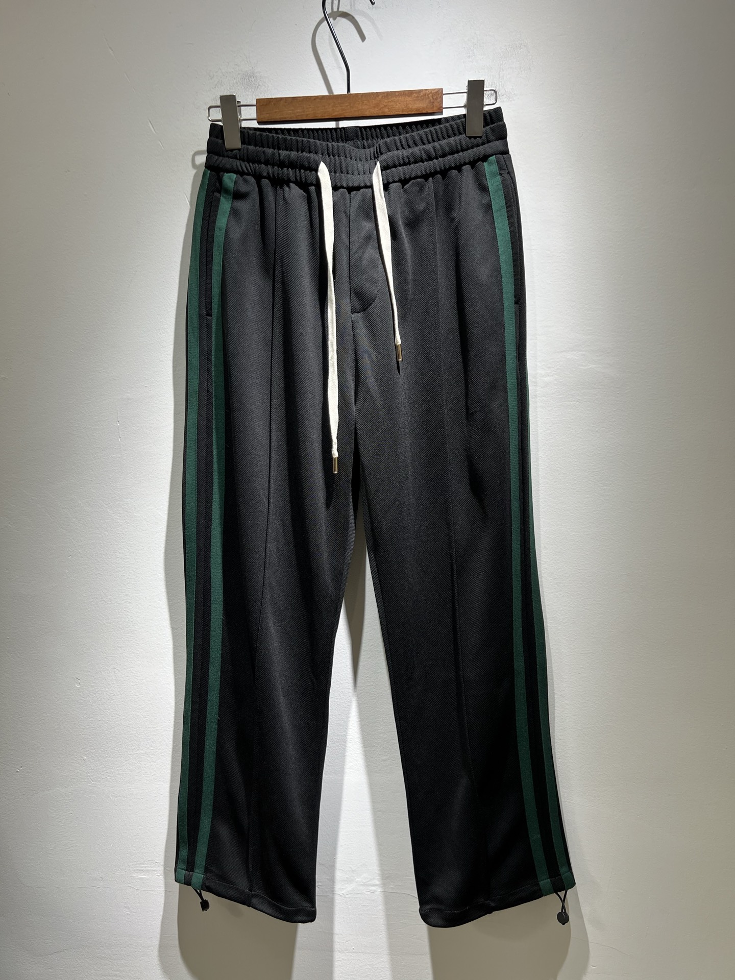 NO:415111,GUC*I Gujia 2025 spring and summer versatile casual pants, as a classic style of the high-end trendy brand Gjia, this style can be said to be perfect, with a LOGO pattern embroidery design!  The upper body effect is naturally excellent, casual and versatile, and a design that perfectly demonstrates the charm of the brand. It gives people a very shocking and strong visual impact. When high-end collisions with top performance, this is a perfect combination of quality and beauty!  Created with extremely delicate pure cotton material, the texture and texture are super excellent and soft. The texture is clear, smooth and delicate in touch, soft in touch, comfortable and natural on the upper body. The design tether makes the waist slender, classic and versatile, let’s experience it!  Size M-3XL, gucci, gucci, gucci, alexander wang19860909GUC*I古家2025春夏百搭休闲裤,作为高奢潮牌G家经典款式,此款的风格可以说是完美无缺,设计LOGO图案刺绣设计！上身效果自然也是出色,休闲百搭,气质感爆棚的一种设计,将品牌的魅力所完美的彰显.给人是一种极为震撼极为强烈的视觉冲击感,当高奢碰撞顶级性能,这是一场质与美的完美结合！极为细腻的纯棉材质打造,质感与纹理都是超级的出色柔和.纹理清晰,在触感上柔滑细腻,手感柔和,上身舒适自然,设计系绳使得腰部更加纤细,经典又百搭,体验起来吧！尺码M-3XL,,gucci,gucci,gucci,alexander wang,Men's clothing