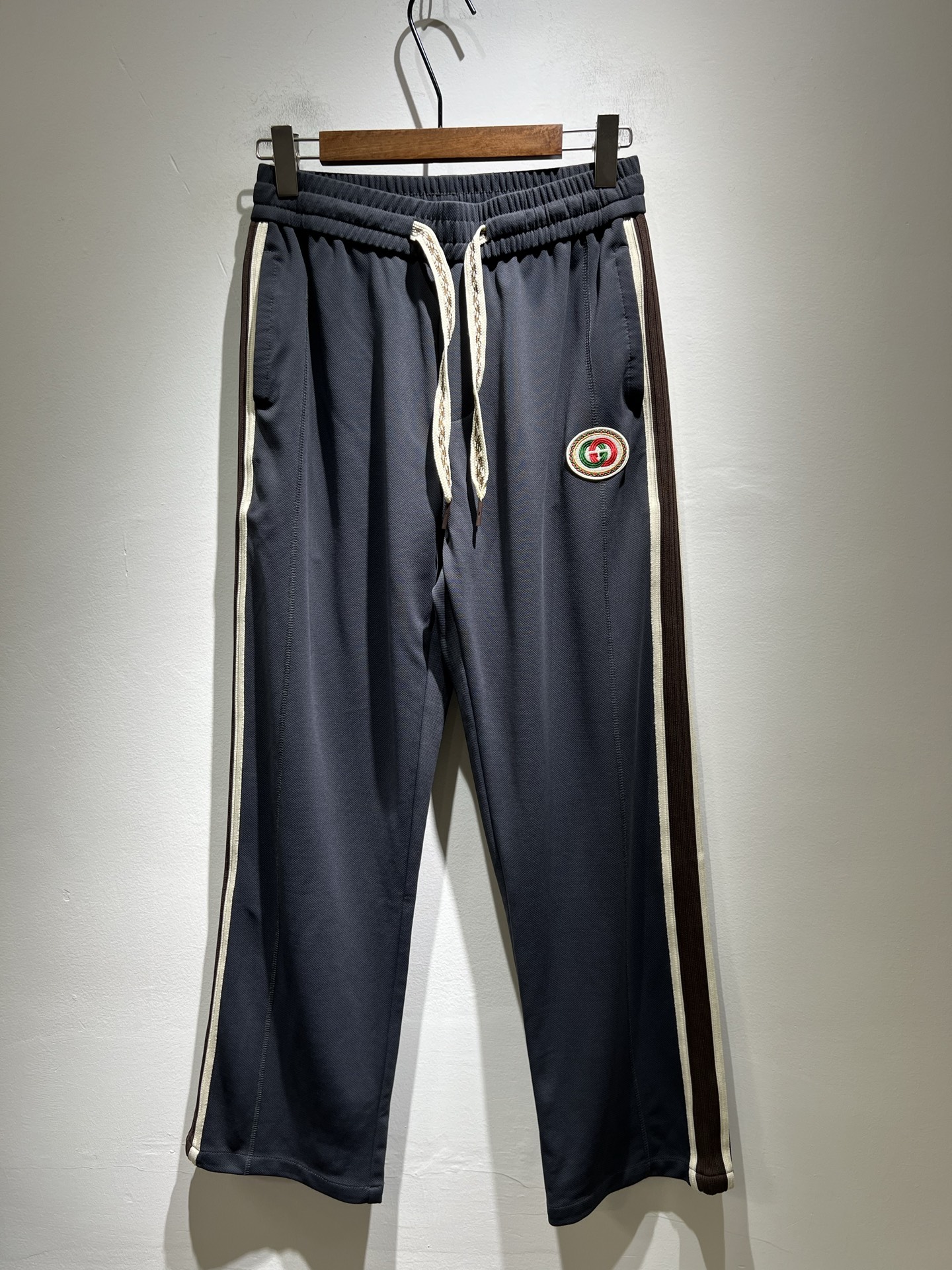 NO:415102,GUC*I Gujia 2025 spring and summer versatile casual pants, as a classic style of the high-end trendy brand Gjia, this style can be said to be perfect, with a LOGO pattern embroidery design!  The upper body effect is naturally excellent, casual and versatile, and a design that perfectly demonstrates the charm of the brand. It gives people a very shocking and strong visual impact. When high-end collisions with top performance, this is a perfect combination of quality and beauty!  Created with extremely delicate pure cotton material, the texture and texture are super excellent and soft. The texture is clear, smooth and delicate in touch, soft in touch, comfortable and natural on the upper body. The design tether makes the waist slender, classic and versatile, let’s experience it!  Size M-3XL, gucci, gucci, gucci, alexander wang19860909GUC*I古家2025春夏百搭休闲裤,作为高奢潮牌G家经典款式,此款的风格可以说是完美无缺,设计LOGO图案刺绣设计！上身效果自然也是出色,休闲百搭,气质感爆棚的一种设计,将品牌的魅力所完美的彰显.给人是一种极为震撼极为强烈的视觉冲击感,当高奢碰撞顶级性能,这是一场质与美的完美结合！极为细腻的纯棉材质打造,质感与纹理都是超级的出色柔和.纹理清晰,在触感上柔滑细腻,手感柔和,上身舒适自然,设计系绳使得腰部更加纤细,经典又百搭,体验起来吧！尺码M-3XL,,gucci,gucci,gucci,alexander wang,Men's clothing