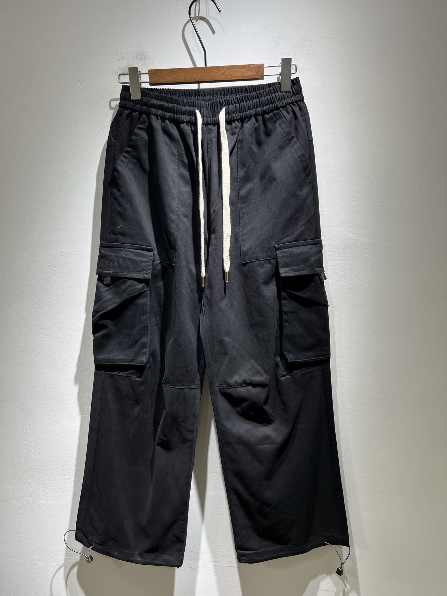 NO:415126,Louls**Vultt*n Louis*den 2025 Spring and Summer New Elastic Waist Casual Pants!  Logo logo pattern leather decoration!  It is sewn with double-pressure thread, and the splitting degree reaches the highest level. Customized pure cotton fabric is smooth and smooth, with excellent drooping feeling. It is very comfortable and skin-friendly when worn by the human body. It is durable and has high breathability. It has been heat-shrinking before cutting. The pressing process also interprets fashion. In terms of the process, it is pressed by a special machine waist trouser press, and it is highly elastic and elastic waist drawstring. Fashion has connotation!  You deserve it. Good goods are rare!  Size M-3XL, louis vuitton,alexander wang19860909Louls**Vultt*n路易*登 2025春夏新款松紧腰休闲裤 ！标识logo图案皮革修饰！采用双压线缝制,劈裂度达到最高级别,定制纯棉面料光滑柔顺 垂顺感极佳 人体穿上去非常舒适亲肤 耐穿 免烫抗皱系列 透气性高,裁剪之前经过高温热缩工艺,压线工艺还诠释着时尚,工艺方面采用特种机裤腰压线专机压制,高弹力松紧腰抽绳 时尚有内涵！你值得拥有.好货难得！尺码M-3XL,,louis vuitton,alexander wang,Men's clothing