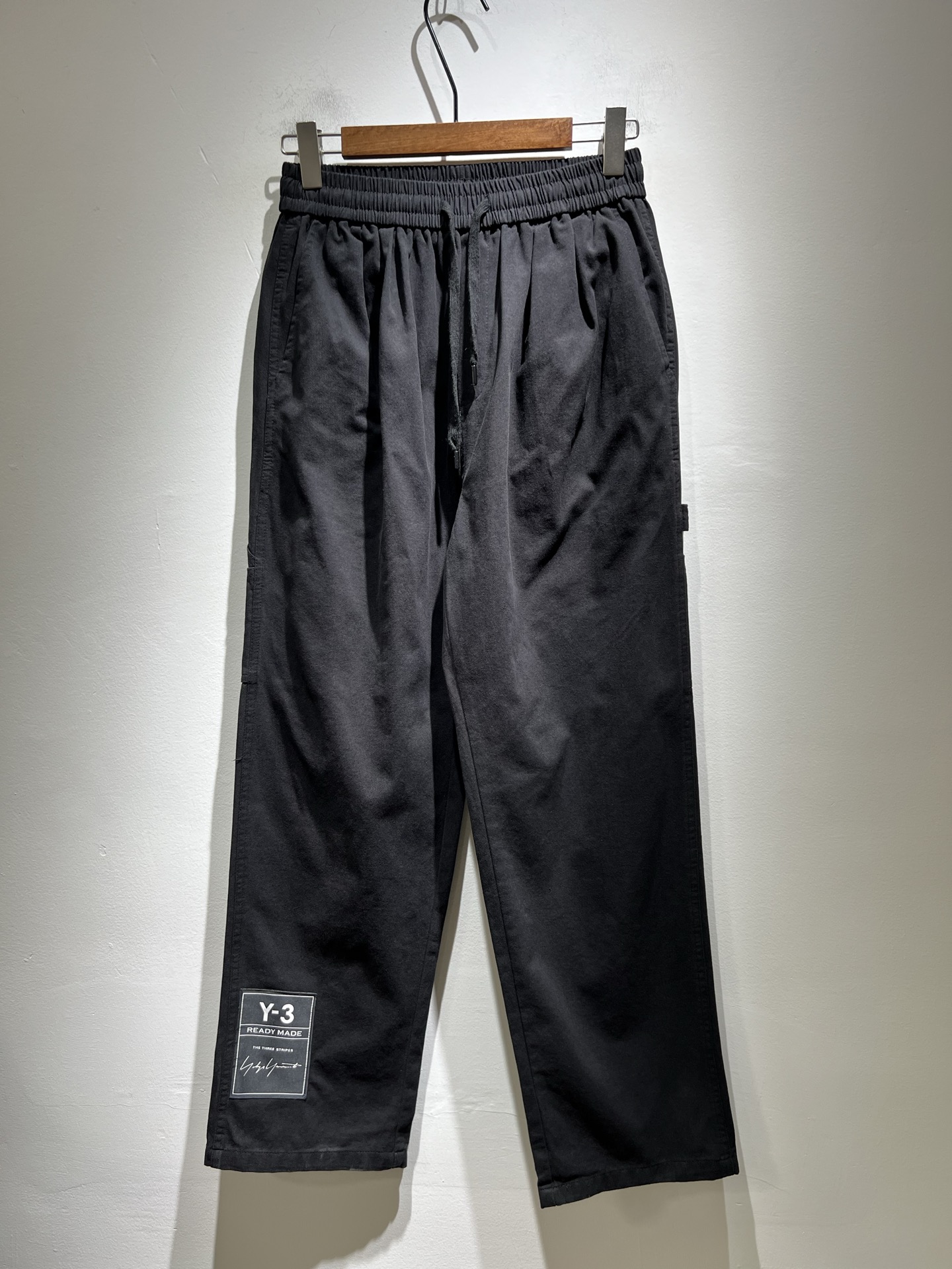 NO:415074,Y- 3 Yamamoto *Yaoji 2025 spring and summer new casual pants, trouser leg letter logo pattern glue-pressing design!  Custom made old wash cotton fabric!  The upper body feels very comfortable. You must have it on the street, and the counter is synchronized. Fashionable men's fashionable Y-3 letter logo glue pressing design!  Trading company channel, very suitable for wearing in the current season, with a fashionable and stylish upper body and full of energy!  The fabric feels delicate and silky, and the texture brings you the ultimate wearing experience, without any weight bearing, and it is also extremely breathable and quick-drying. The luxurious and durable color matching is full of the atmosphere of a big brand, the visual effect is unparalleled, the color fastness is impeccable, and the unique words bring more eye-catching fashion charm to the outfit!  The precise three-dimensional style is cut, and the upper body is super fashionable and stylish, creating a different street sports style!  Size M-3XL, alexander wang19860909Y- 3山本*耀司 2025春夏新品休闲裤,裤腿字母logo图案压胶设计！定制做旧洗水棉面料！上身舒适感非常好.炸街必须要拥有它,专柜同步.潮男时尚Y-3字母logo压胶设计！贸易公司渠道,非常适合当下季节穿着,上身时尚有型,精气神十足！面料手感细腻丝滑,质感给你带来极致的穿着体验,毫无负重感,同时也极具强大的透气速干性,奢华耐看的配色充满了大牌气息,视觉效果无与伦比,色牢度更是无懈可击,独特的字样更是为套服饰带来了更为养眼的时尚魅力值！精准立体的版型裁剪,上身超级时髦有型,打造出不一样的街头运动范儿！尺码M-3XL,,alexander wang,Men's clothing