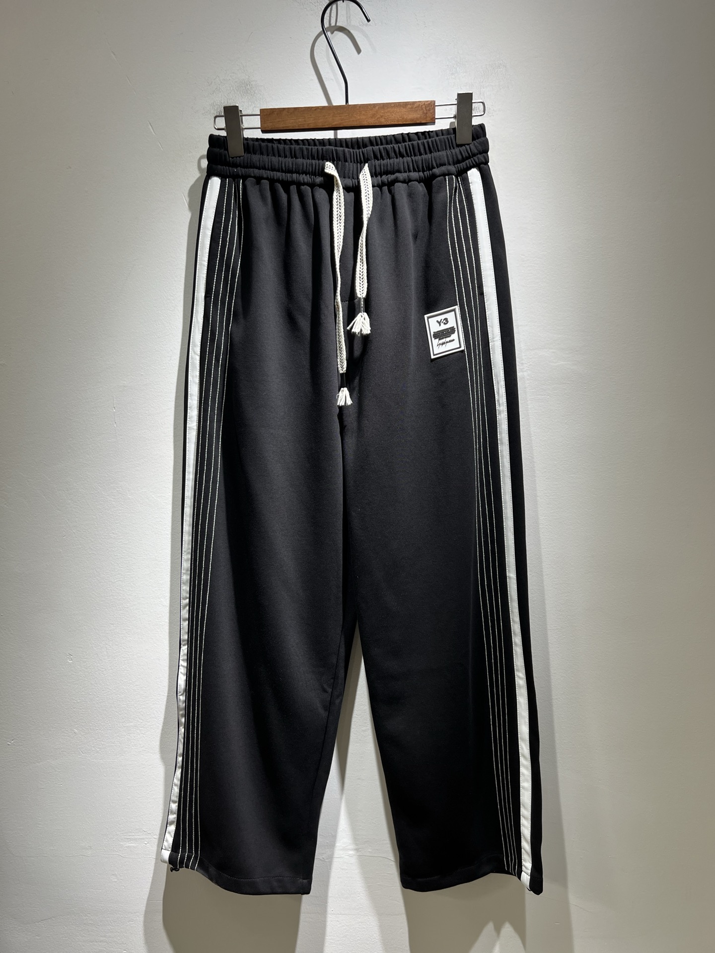 NO:415087,Y- 3 Yamamoto *Yaoji 2025 spring and summer new casual pants, trouser leg letter logo pattern glue-pressing design!  Custom made old wash cotton fabric!  The upper body feels very comfortable. You must have it on the street, and the counter is synchronized. Fashionable men's fashionable Y-3 letter logo glue pressing design!  Trading company channel, very suitable for wearing in the current season, with a fashionable and stylish upper body and full of energy!  The fabric feels delicate and silky, and the texture brings you the ultimate wearing experience, without any weight bearing, and it is also extremely breathable and quick-drying. The luxurious and durable color matching is full of the atmosphere of a big brand, the visual effect is unparalleled, the color fastness is impeccable, and the unique words bring more eye-catching fashion charm to the outfit!  The precise three-dimensional style is cut, and the upper body is super fashionable and stylish, creating a different street sports style!  Size M-3XL, alexander wang19860909Y- 3山本*耀司 2025春夏新品休闲裤,裤腿字母logo图案压胶设计！定制做旧洗水棉面料！上身舒适感非常好.炸街必须要拥有它,专柜同步.潮男时尚Y-3字母logo压胶设计！贸易公司渠道,非常适合当下季节穿着,上身时尚有型,精气神十足！面料手感细腻丝滑,质感给你带来极致的穿着体验,毫无负重感,同时也极具强大的透气速干性,奢华耐看的配色充满了大牌气息,视觉效果无与伦比,色牢度更是无懈可击,独特的字样更是为套服饰带来了更为养眼的时尚魅力值！精准立体的版型裁剪,上身超级时髦有型,打造出不一样的街头运动范儿！尺码M-3XL,,alexander wang,Men's clothing