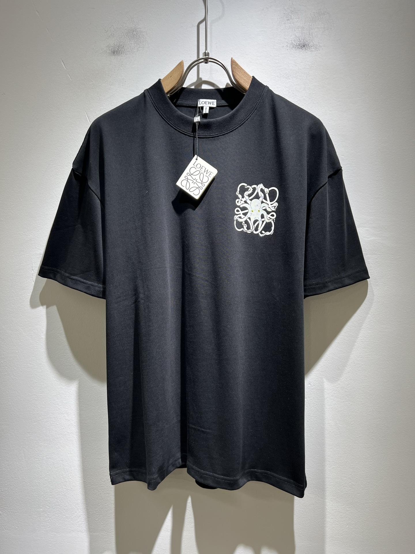 NO:415164,LOE*WE Luo*We 2025 spring and summer new short-sleeved T-shirt for men and women, original Italian order channel, very personalized and high-end style, logo pattern glue pressing technology design!  Couple pure cotton short-sleeved T-shirt!  !  The latest fashion trends and popular products are here, and it is another simple and high-end fashion item. It is a fashion product with very high-end outfit charm. It is a must-have item for fashion trends!  Original Italian manufacturer channels, special-level orders, and released at the same time as Hong Kong, Macao and Taiwan buyers. This model is also the latest popular product of Luo Yiweijia this year and the most classic product. Its specifications and grades are beyond doubt!  !  The choice is very diverse, and it can be said that this model naturally has a fresh and natural feeling, showing the brand charm and high-end feeling. The texture of this model is very good, and the heavy weight and brilliant skin-friendliness that can be seen with hands are even better, and it is a complete enjoyment of wearing!  !  Size: M-3XL, loewe, loewe, T-shirt,tees, t-shirt,alexander wang19860909LOE*WE罗*威 2025春夏新款男女同款短袖T恤,意大利原厂订单渠道,极具个性高级风,标志logo图案压胶工艺设计！情侣款纯棉短袖T恤！！最新时尚潮流人气产物驾到,又是一款简约高级的时尚单品,穿搭魅力十分高级不俗的时尚产物 ,时尚潮流必备单品！意大利原厂渠道,特供级别订单,同步港澳台买手店发布,此款也是罗意威家今年的最新人气产物,也是最经典的产物,其规格跟档次更是毋庸置疑！！ 选择极具多样化,言而喻此款自然具备那种清新自然的感觉,彰显品牌魅力与高级感,此款的质感十分的到位,用手可以感知的重磅跟出彩亲肤程度更是上佳,十足的穿着享受！！尺码: M-3XL,,loewe,loewe,T-shirt,tees，t-shirt,alexander wang,Men's clothing