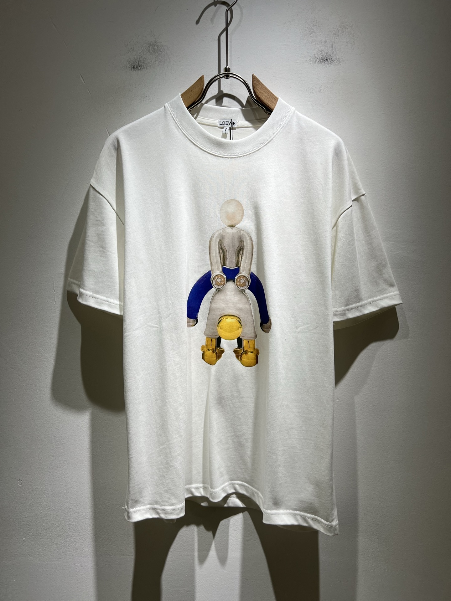 NO:415150,LOE*WE Luo*We 2025 spring and summer new short-sleeved T-shirt for men and women, original Italian order channel, very personalized and high-end style, logo logo pattern printing craft design!  Couple pure cotton short-sleeved T-shirt!  !  The latest fashion trends and popular products are here, and it is another simple and high-end fashion item. It is a fashion product with very high-end outfit charm. It is a must-have item for fashion trends!  Original Italian manufacturer channels, special-level orders, and released at the same time as Hong Kong, Macao and Taiwan buyers. This model is also the latest popular product of Luo Yiweijia this year and the most classic product. Its specifications and grades are beyond doubt!  !  The choice is very diverse, and it can be said that this model naturally has a fresh and natural feeling, showing the brand charm and high-end feeling. The texture of this model is very good, and the heavy weight and brilliant skin-friendliness that can be seen with hands are even better, and it is a complete enjoyment of wearing!  !  Size: M-3XL, loewe, loewe, T-shirt,tees, t-shirt,alexander wang19860909LOE*WE罗*威 2025春夏新款男女同款短袖T恤,意大利原厂订单渠道,极具个性高级风,标志logo图案印花工艺设计！情侣款纯棉短袖T恤！！最新时尚潮流人气产物驾到,又是一款简约高级的时尚单品,穿搭魅力十分高级不俗的时尚产物 ,时尚潮流必备单品！意大利原厂渠道,特供级别订单,同步港澳台买手店发布,此款也是罗意威家今年的最新人气产物,也是最经典的产物,其规格跟档次更是毋庸置疑！！ 选择极具多样化,言而喻此款自然具备那种清新自然的感觉,彰显品牌魅力与高级感,此款的质感十分的到位,用手可以感知的重磅跟出彩亲肤程度更是上佳,十足的穿着享受！！尺码: M-3XL,,loewe,loewe,T-shirt,tees，t-shirt,alexander wang,Men's clothing