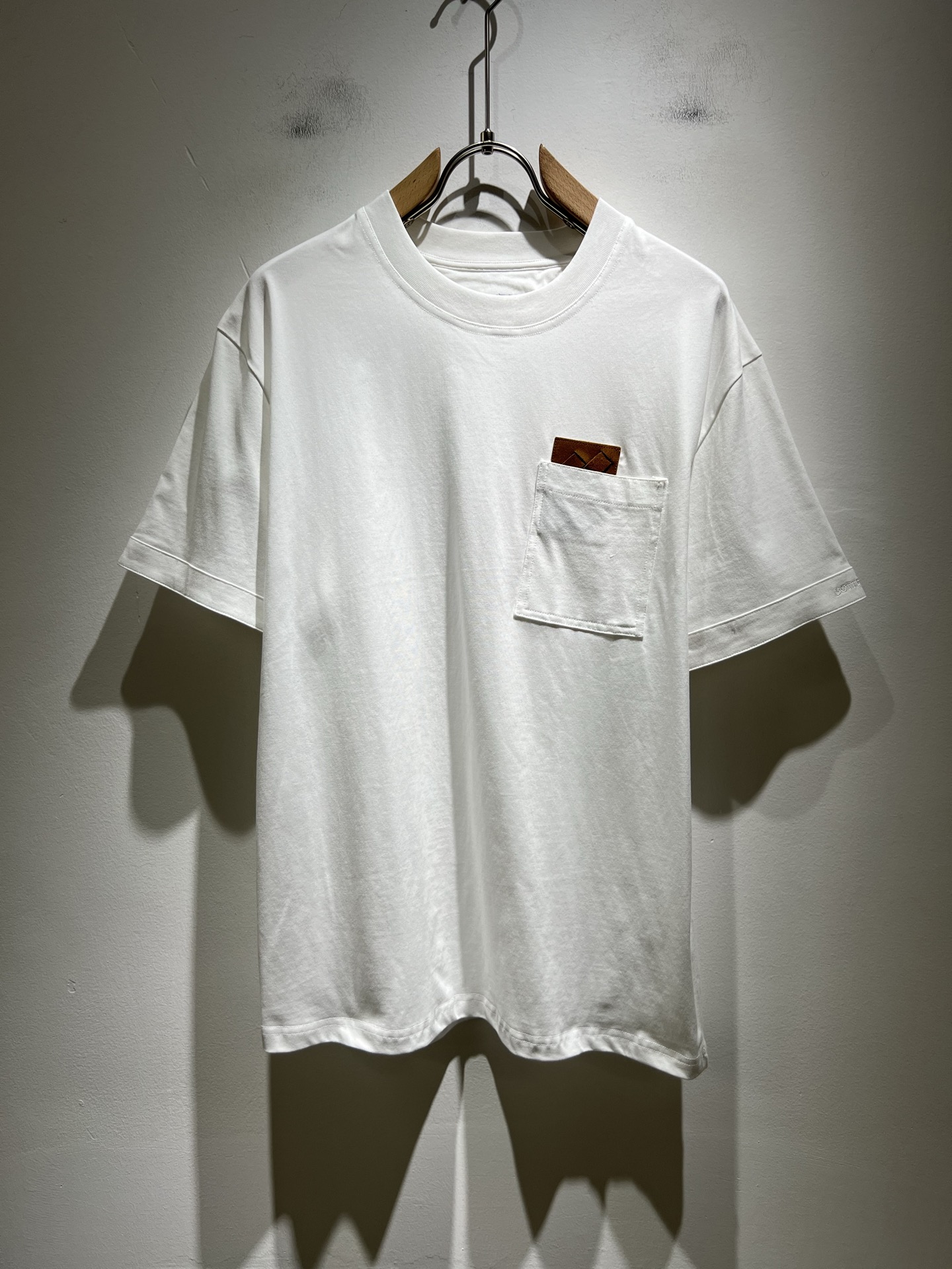 NO:415193,BottegaVene*a Bao*jia 2025 spring and summer new men's short-sleeved T-shirt, this is the most awesome solid color high-quality fabric so far this year!  !  !  Embroidery design for clothes logo pattern!  These alone are enough to beat the ordinary styles on the market. BV is really going to be fully powered this year!  Botte**Veneta 2025 Spring and Summer Series, orders from Taiwan trading companies, and available in Hong Kong Lane Crawford. The unique design style is simple and elegant. Nowadays, only the original single trading company dares to make many colors that match the counter to meet all the matching needs of men!  !  The details are in place and are reflected in the natural light. You can see this at a glance and instantly improve the texture of the clothes. And the fabric of this clothes took 6 months!  !  !  Size M-3XL, bottega veneta, bottega veneta, T-shirt,tees, t-shirt,alexander wang19860909BottegaVene*a宝*嘉 2025春夏新款男士短袖T恤,这是今年目前为止最牛批的一款纯色高品质面料！！！衣身logo图案刺绣设计！光是这些就足够吊打市面上那些一般的款式了,BV今年是真的要火力全开了！Botte**Veneta 2025春夏系列,来自台湾贸易公司的订单,香港连卡佛也有售.独特的设计风格简约大气,这年头也只有原单贸易公司才敢做出足以匹敌专柜的诸多颜色来,满足一切男士的搭配需求！！细节到位自然光下体现的淋漓尽致.这个您入手一目了然,瞬间提升了衣服的质感.并且此款衣服面料,耗时6个月！！！尺码 M-3XL,,bottega veneta,bottega veneta,T-shirt,tees，t-shirt,alexander wang,Men's clothing