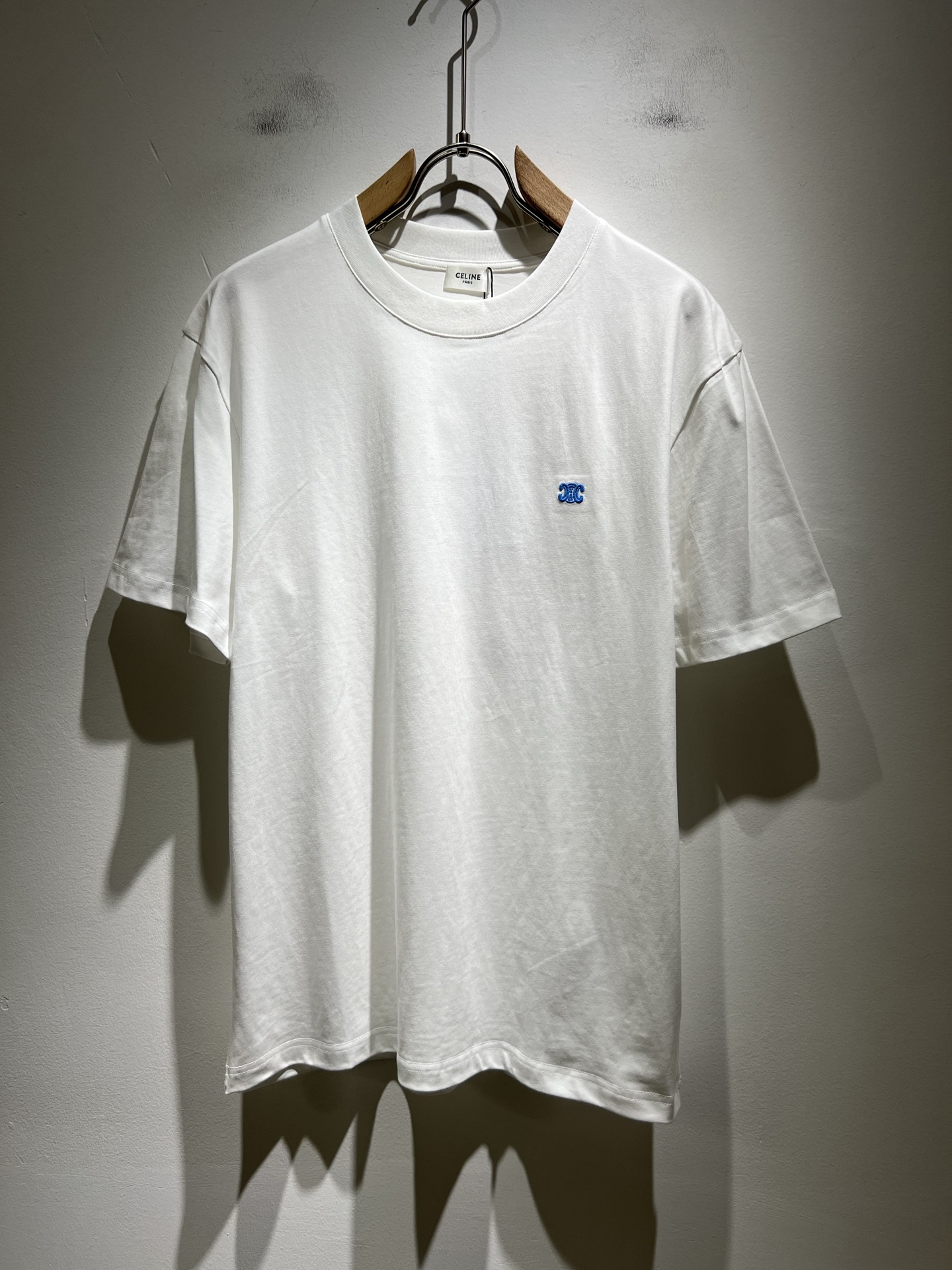 NO:415134,CELIN*Serin 2025 spring and summer new fashionable casual round neck short-sleeved T-shirt, classic couple short-sleeved T-shirt for men and women!  Trading companies have sparse channels and are released on the official website at the same time!  25-year-old fashion new styles are recommended. CE, which is increasingly bursting into new young forces, is indeed exciting to keep the classics while constantly integrating younger elements!  This short Tee, which is newly released in early spring, has a classic logo embroidery design on the chest!  The contrasting collar design with simple and high-end colors is enough to highlight a brand new theme, and the style setting that takes into account both retro and fashionable can cope with all kinds of temperament styles!  The logo has clear three-dimensional details, highlighting the perfect quality and texture!  Customer-supplied custom-woven cotton fabrics, and they are super white in color. Everyone should hurry up and take them away!  Size M-3XL, celine, T-shirt,tees, t-shirt,alexander wang19860909CELIN*瑟琳 2025春夏新款时尚休闲圆领短袖T恤,经典男女同款情侣短袖T恤衫！贸易公司渠道稀出,同步官网发售！25年早春时尚新款推荐,越来越向年轻新势力迸发的CE,除了保留经典的同时,不断融入年轻化元素,确实令人期待！这款早春最新发售的短Tee,胸前经典Logo刺绣工艺设计！搭色简约而又不失高级感的撞色领口设计,足以凸显出全新的主题,复古与时髦兼顾的风格设定,可以应对各种气质范儿穿搭！logo清晰立体的细节,凸显完美的品相与质感！客供定织全棉面料,并且超级显白配色,各位抓紧时间带走吧！尺码M-3XL,,celine,T-shirt,tees，t-shirt,alexander wang,Men's clothing