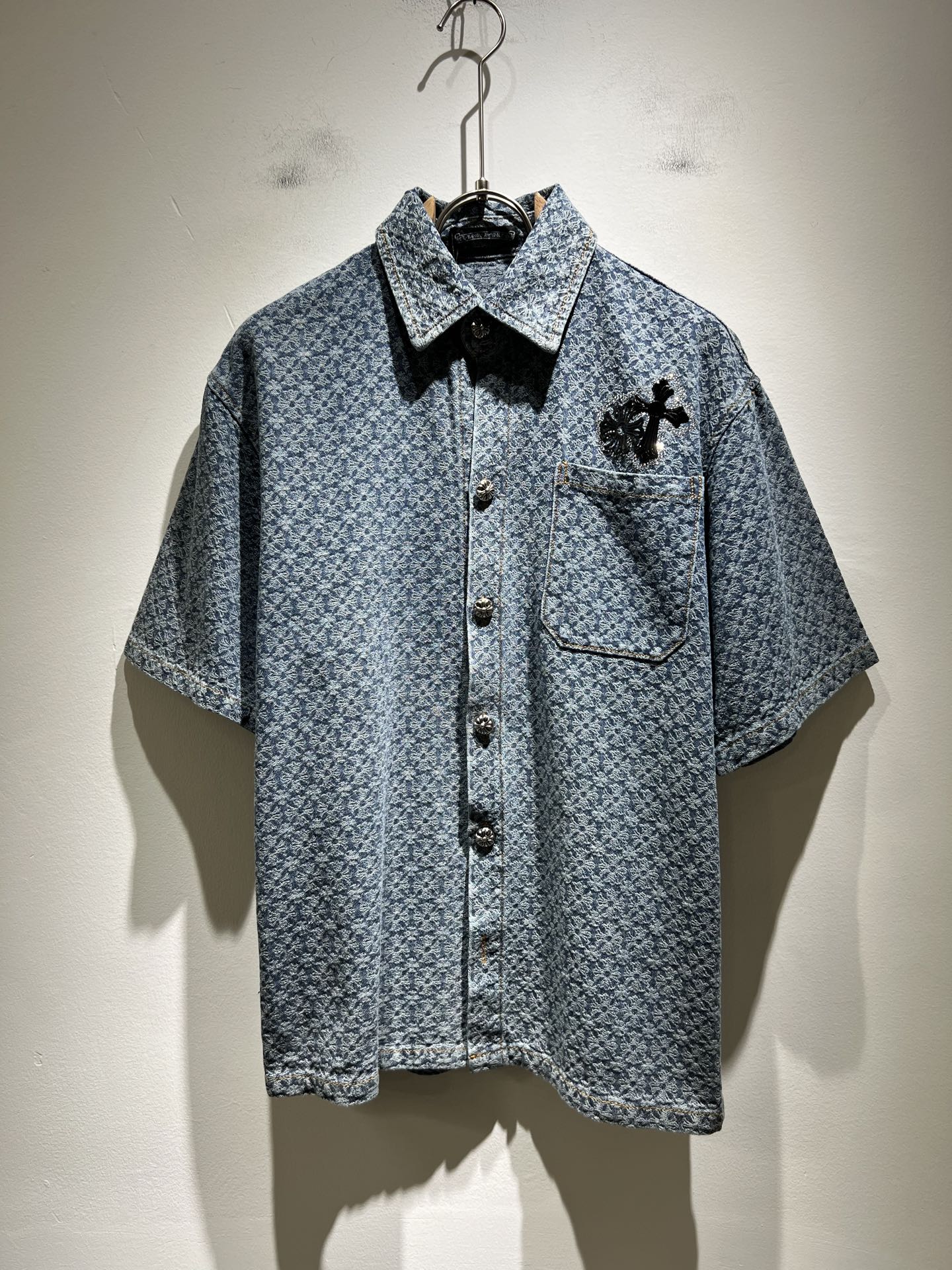 NO:415180,Chrome hear*s Ke*xin 2025 spring and summer new denim shirt, classic silver jewelry accessories series!  The same style of men and women, a casual pants that you recognize from the bottom of your heart, and over time, it makes you more rare. The trendy high street king is the trendy brand Chrome hear*s Ke*xin. To be honest, wearing Croxin is very fashionable. If you match denim together, it will be fashionable and there is nothing to say about the streets. Made of custom-made original cotton material, the fabric feels great. This kind of comfort feels really not picky on the body. The casual and chic taste is particularly good, which enhances the sense of fashion and appearance. And such pants are particularly easy to match with various types of shoes. Where is the recognition? Leather logo matching design!  Customized by heavy industry!  Strong, not easy to wear, and the details are very well-equipped. Size S-XL, chrome hearts, chrome hearts, alexander wang19860909Chrome hear*s克*心 2025春夏新款牛仔衬衣,经典银饰辅料系列！男女同款一款让你从心底认可的休闲裤,并且经过时间的推移而让你更加珍稀,潮流的高街之王,那就是潮牌chrome hear*s克*心,穿克罗心的实话讲很潮了,如果连牛仔也一起搭配,那就是潮爆了,潮爆街头没话说.定制原版纯棉材质制成,面料手感一绝,这种舒适感穿在身上,上身真心不挑人,休闲潇洒的味道特别足,提升时尚感和颜值,并且这样的裤型特别好搭配各种类型的鞋子.辨识度就在哪里,皮革logo搭配设计！重工定制！韧性足,不易磨损,细节工艺非常到位.尺码S-XL,,chrome hearts,chrome hearts,alexander wang,Men's clothing