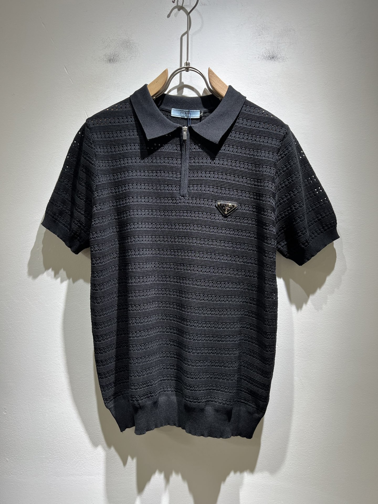 NO:415144,PRAD*A Pu*da 2025 early spring new men's lapel short-sleeved knitted short-sleeved T-shirt, the latest model is exclusively available on the entire network!  !  ~ It is classic and fashionable and versatile, who doesn’t like it? It will show the classic again. It is very pleasing to the eye and comes with a low luxury halo and recognition!  Pr*da's traditional brand concept and modern advanced technology are perfectly combined. Coupled with the extremely modern and modern minimalist design, P's exclusive three-dimensional hardware logo badge pattern design!  Customized 100% imported knitted fabric!  The texture of this model is quite touching, the specifications and grades are known with tentacles. The degree of delicateness and breathability are top-notch!  Size M-4XL, prada, T-shirt,tees, t-shirt,alexander wang19860909PRAD*A普*达2025早春新款男士翻领短袖针织短袖T恤,最新款全网独家首上！！~既经典有时尚百搭,谁不爱啊,将经典再次展现,非常的耐看,自带低奢光环与辨识度！Pr*da传统的品牌理念和现代化的先进技术进行了完美结合.加上极其现代摩登风范的简约设计,p家专属立体五金logo徽章图案设计！定制百分百进口针织面料！此款的质感相当感人 触手便知规格档次 细腻程度与透气效果堪称顶级！尺码M-4XL,,prada,T-shirt,tees，t-shirt,alexander wang,Men's clothing