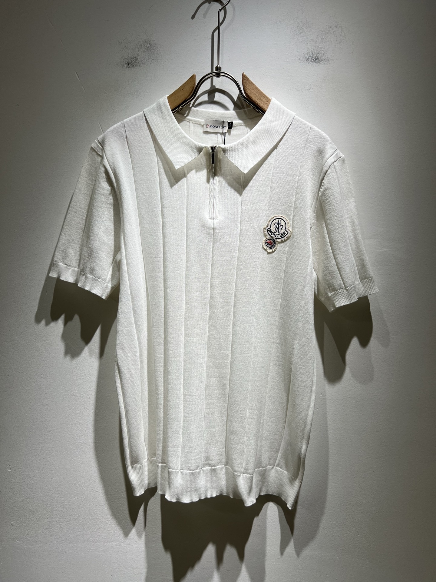 NO:415187,Moncler Mengjia's latest trade order knitted short-sleeved T-shirt in spring and summer 2025, full quality!  !  Internet celebrity style!  The craftsmanship adopts a chest badge design!  The upper body is comfortable and breathable, not stiff, and the overall body has a rich three-dimensional feeling, quality export orders, and chest logo pattern badge design!  Customized knitted fabric tailoring meets the simple needs of commuters for dressing. The upper body works well, looks slim and is not picky about the figure. The fabric workmanship is impeccable. Only good craftsmanship can make you look good and tasteful. It is a must-have item for everyone!  Size M-4XL, T-shirt,tees,t-shirt,alexander wang19860909Moncler蒙家 2025春夏最新的贸易订单针织短袖T恤,全品相！！网红款！工艺采用胸前徽章设计！上身舒适透气,不僵硬,整体有着丰富的立体感,品质出口订单,胸前logo图案徽章设计！定制针织面料剪裁,满足通勤人们对于着装的简约需求,上身效果很好,显瘦,不挑剔身材.面料做工....无可挑剔,好工艺好面料才能穿出好品味一款,人手必备单品！尺码M-4XL,,T-shirt,tees，t-shirt,alexander wang,Men's clothing