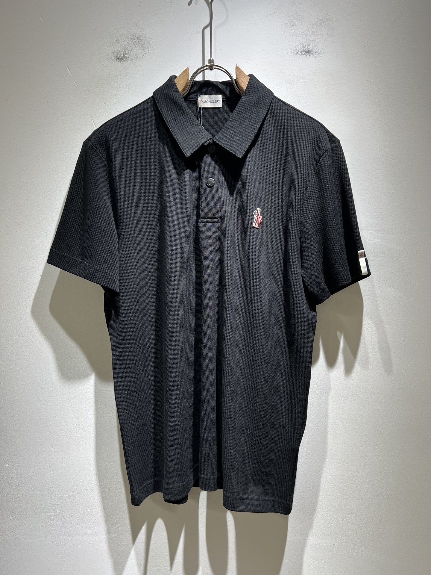 NO:415172,MON Meng**kou 2025 spring and summer new men's original single men's short-sleeved POLO shirt, trading company goods, and the official website is available at the same time!  This type of basic items is a must-see every season. It is equipped with imported pearl mesh cotton, which has both comfort and breathability, and the overall visual value is full, and the chest logo logo badge is decorated!  A single item with extremely high dressing rate!  Standard style and tailoring, comfortable stretching, and unrestrained exercise!  The lapel design meets the needs of simple styles, while having strong practical wearability, high-end, atmospheric and high-end!  Universal and versatile model. Size M-3XL, T-shirt, alexander wang19860909MON蒙**口2025春夏新款男士原单男士短袖POLO衫,贸易公司货,官网同步发售！此类型的基础单品是每季必出现的,客供进口珠地网眼棉,舒适性与透气性兼备,整体视觉值满分,胸前标志logo徽章修饰！穿搭率极高的单品！版型剪裁标准,伸展舒适,运动无拘束！翻领的设计在满足简约的风格上的需求同时,实穿性强,高端大气上档次！ 万能百搭款.尺码M-3XL,,T-shirt,alexander wang,Men's clothing