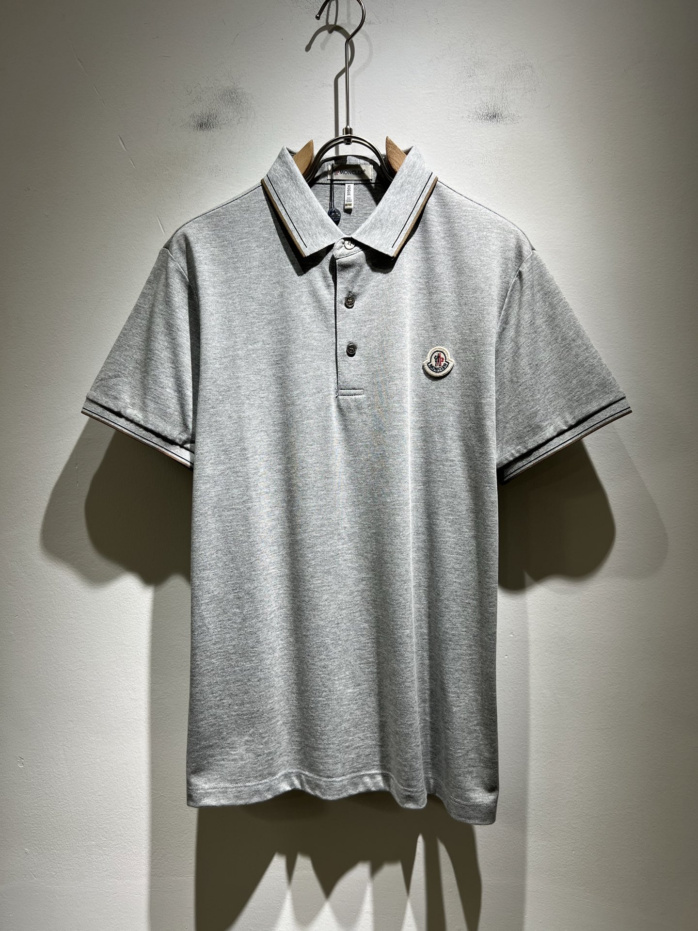 NO:415127,MON Meng**kou 2025 spring and summer new men's original single men's short-sleeved POLO shirt, trading company goods, and the official website is available at the same time!  This type of basic items is a must-see every season. It is equipped with imported pearl mesh cotton, which has both comfort and breathability, and the overall visual value is full, and the chest logo logo badge is decorated!  A single item with extremely high dressing rate!  Standard style and tailoring, comfortable stretching, and unrestrained exercise!  The lapel design meets the needs of simple styles, while having strong practical wearability, high-end, atmospheric and high-end!  Universal and versatile model. Size M-3XL, T-shirt, alexander wang19860909MON蒙**口2025春夏新款男士原单男士短袖POLO衫,贸易公司货,官网同步发售！此类型的基础单品是每季必出现的,客供进口珠地网眼棉,舒适性与透气性兼备,整体视觉值满分,胸前标志logo徽章修饰！穿搭率极高的单品！版型剪裁标准,伸展舒适,运动无拘束！翻领的设计在满足简约的风格上的需求同时,实穿性强,高端大气上档次！ 万能百搭款.尺码M-3XL,,T-shirt,alexander wang,Men's clothing