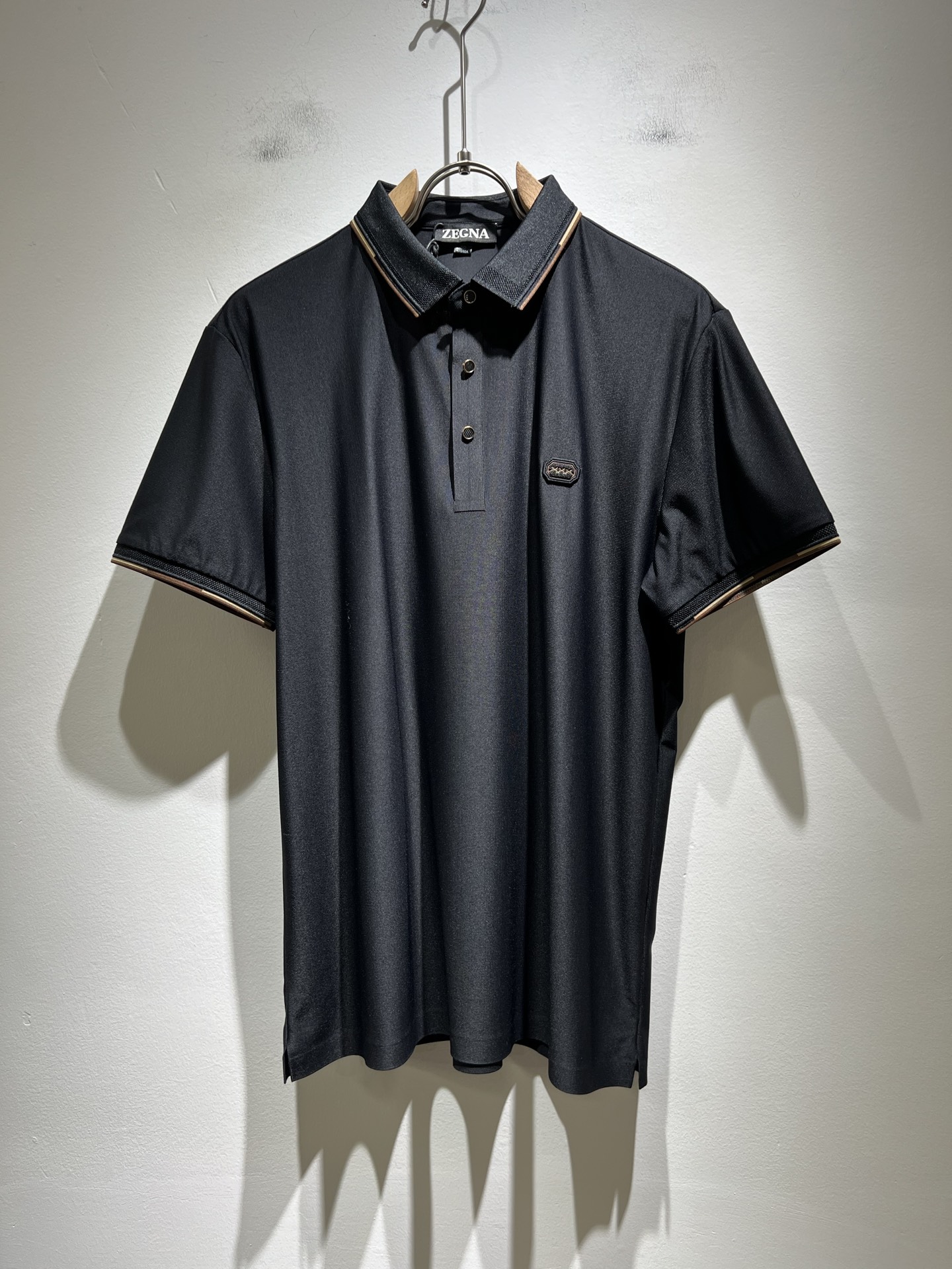 NO:415157,Ermenegildo Zeg*aJia 2025 spring and summer new products for men's casual Polo short-sleeved, foreign trade company order!  It is one of the classic exclusive fabrics of Zenia!  Chest logo pattern glue-press design!  Customized original stretch spandex fabric!  The touch is soft and delicate, but the shape is straight and stylish!  Extremely luxurious details... Perfectly interpret high-quality quality. Size M-3XL, zegna, T-shirt, alexander wang19860909Ermenegildo Zeg*a杰*亚 2025春夏新品男士休闲Polo短袖,外贸公司订单！是杰尼亚经典的专有织物之一！ 胸前logo图案压胶设计！定制原版弹力氨纶面料！触感又柔软细腻、但型态又笔挺有型！ 细节奢华极致… 完美演绎高品质品相.尺码M-3XL,,zegna,T-shirt,alexander wang,Men's clothing