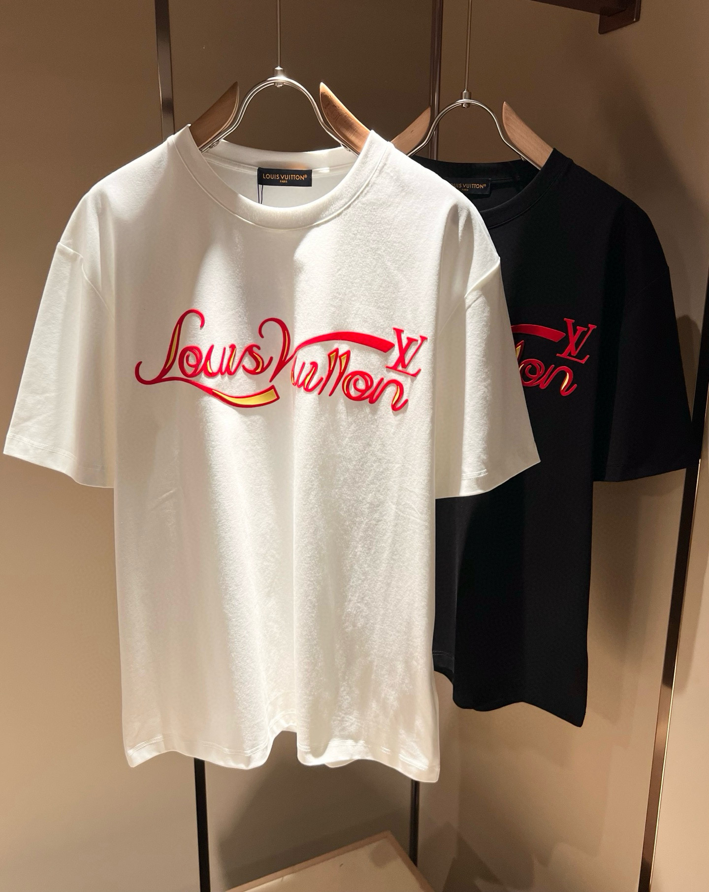 NO:415043,LouisVuitt*Louis*Deng The new series of products in 2025 spring and summer are launched, a very fashionable and avant-garde short-sleeved T-shirt for men and women, with logo pattern glue-touching!  Different from the past, it declares the design concept that has been passed down for many years in the brand!  Its eye-catchingness is no less than any classic style, perfectly presenting the fashionable, high-end and luxurious feeling in front of the world!  Made of imported 280 grams of cotton, selected high-quality pure cotton fabrics, soft and soft to the touch, the real thing is definitely beyond your imagination, close to the body and breathable, even if you sweat profusely, you will not feel greasy or stuffy, and will bring sweating and moisture absorption to the extreme!  Size M-3XL, louis vuitton,louis vuitton,t-shirt,tees,t-shirt,alexander wang19860909LouisVuitt*路易*登 2025春夏全新系列单品上线,非常时髦前卫的一款男女同款短袖T恤,标识logo图案压胶修饰！区别于以往的不同,宣示品牌传承多年的设计理念！其吸睛度完全不亚于任何经典款式,将时髦高级感与奢华感完美呈现在世人眼前！客供进口280克全棉材质制成,精选优质纯棉面料,触感软糯亲肤细腻,实物到手绝对超乎你的想象,贴身无比舒适透气,即便是汗流浃背也不会有腻身及闷热感可言,将排汗吸湿性发挥到了极致！尺码M-3XL,,louis vuitton,louis vuitton,T-shirt,tees，t-shirt,alexander wang,Men's clothing