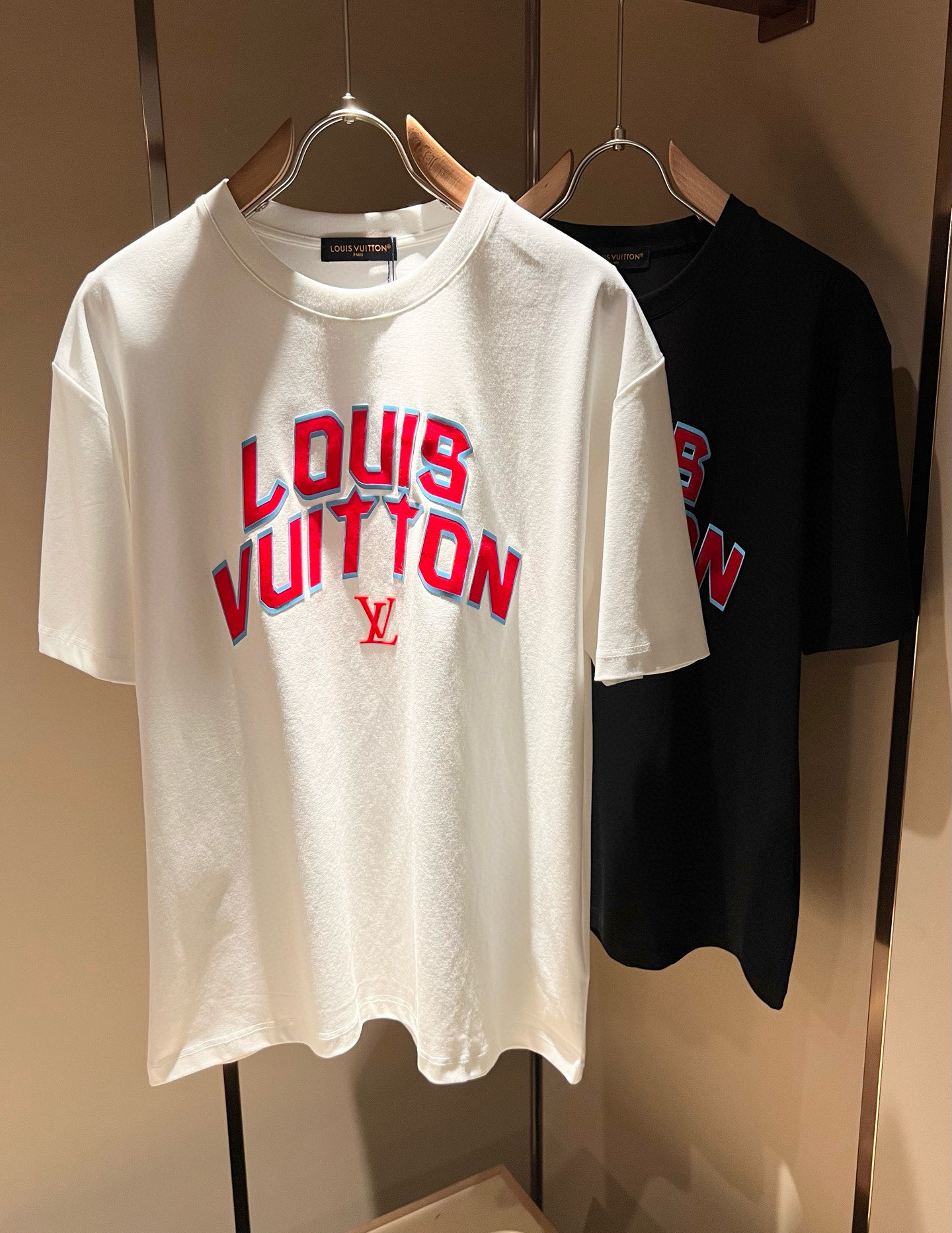 NO:415072,LouisVuitt*Louis*Deng The new series of products in 2025 spring and summer are launched, a very fashionable and avant-garde short-sleeved T-shirt for men and women, with logo pattern glue-touching!  Different from the past, it declares the design concept that has been passed down for many years in the brand!  Its eye-catchingness is no less than any classic style, perfectly presenting the fashionable, high-end and luxurious feeling in front of the world!  Made of imported 280 grams of cotton, selected high-quality pure cotton fabrics, soft and soft to the touch, the real thing is definitely beyond your imagination, close to the body and breathable, even if you sweat profusely, you will not feel greasy or stuffy, and will bring sweating and moisture absorption to the extreme!  Size M-3XL, louis vuitton,louis vuitton,t-shirt,tees,t-shirt,alexander wang19860909LouisVuitt*路易*登 2025春夏全新系列单品上线,非常时髦前卫的一款男女同款短袖T恤,标识logo图案压胶修饰！区别于以往的不同,宣示品牌传承多年的设计理念！其吸睛度完全不亚于任何经典款式,将时髦高级感与奢华感完美呈现在世人眼前！客供进口280克全棉材质制成,精选优质纯棉面料,触感软糯亲肤细腻,实物到手绝对超乎你的想象,贴身无比舒适透气,即便是汗流浃背也不会有腻身及闷热感可言,将排汗吸湿性发挥到了极致！尺码M-3XL,,louis vuitton,louis vuitton,T-shirt,tees，t-shirt,alexander wang,Men's clothing