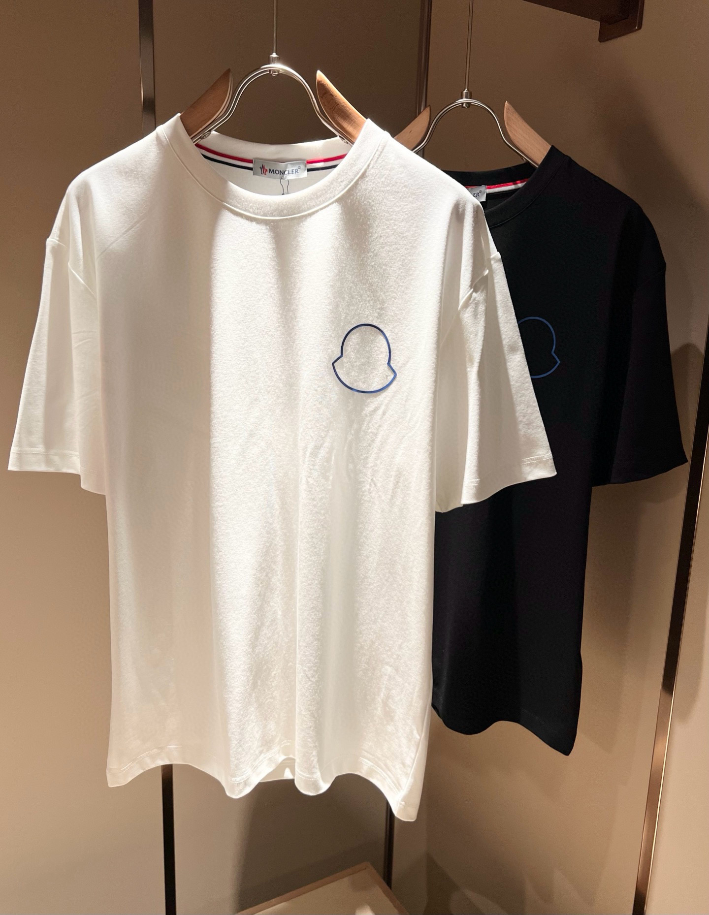 NO:415093,Moncler Mengjia 2025 Spring and Summer Latest Men and Women's Same Trade Order Short-sleeved T-shirt, Full Quality!  !  Internet celebrity style!  Use logo pattern to press glue design!  The upper body is comfortable and breathable, not stiff, and the overall three-dimensional feeling is rich. Quality export orders, customized exclusive pure cotton fabric tailoring to meet the simple needs of commuters for dressing. The upper body is very effective, it looks slim and not picky about the figure. The fabric workmanship... Improper, only good craftsmanship can make you feel good and tasteful, a must-have item for everyone!  Size M-3XL, T-shirt,tees,t-shirt,alexander wang19860909Moncler蒙家 2025春夏最新男女同款贸易订单短袖T恤,全品相！！网红款！采用logo图案压胶设计！上身舒适透气,不僵硬,整体有着丰富的立体感,品质出口订单,定制专属纯棉面料剪裁,满足通勤人们对于着装的简约需求,上身效果很好,显瘦,不挑剔身材.面料做工....无可挑剔,好工艺好面料才能穿出好品味一款,人手必备单品！尺码M-3XL,,T-shirt,tees，t-shirt,alexander wang,Men's clothing