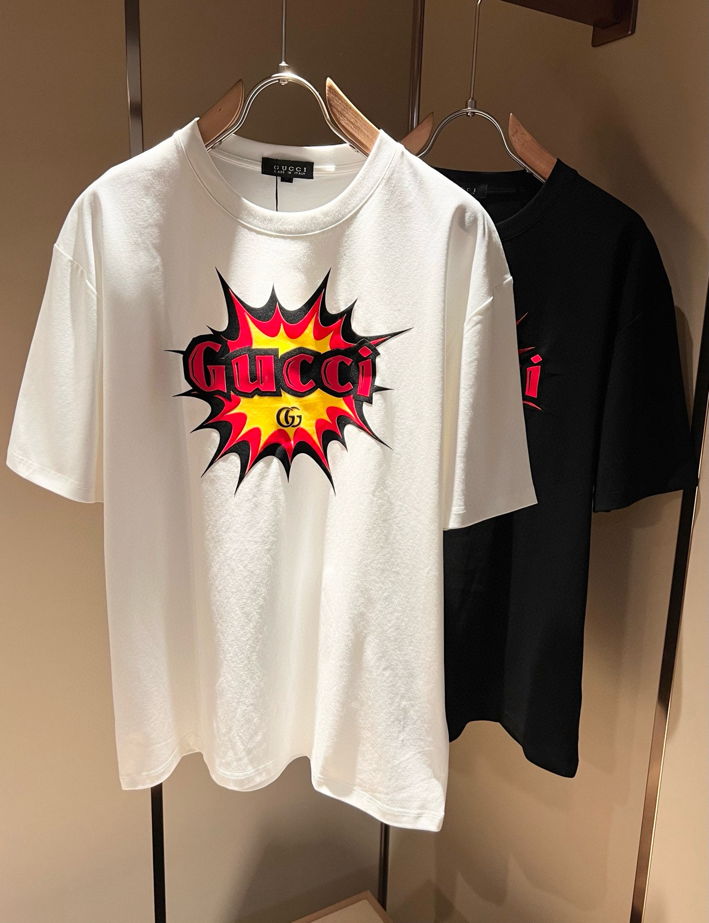 NO:415100,Gucc* Gujia 2025 spring and summer new style for men and women couples casual loose cotton round neck short-sleeved T-shirt!  Trading companies have sparse channels and are released on the official website at the same time!  The latest series of spring and summer 2025, classic fashion design elements, injecting full vitality into the new series. This T-shirt is carefully selected for customers to use imported cotton fabrics. The fabric feels skin-friendly and soft and delicate, and the body logo is velvet-pressed!  It has an extremely comfortable and breathable wearing experience. The whole item is very eye-catching and fashionable, and is deeply loved by young people today!  The loose round neck cut is a neutral style regardless of age and gender, suitable for matching all the styles and looks you need in your daily life!  It is recommended to wear couple outfits to go out on the street to make it more pleasing to the eye!  Size M-3XL, gucci, gucci, T-shirt, tees, t-shirt, alexander wang19860909Gucc*古家 2025春夏新款男女同情侣款休闲宽松棉质圆领短袖T恤衫！贸易公司渠道稀出,同步官网发售 ！ 2025春夏最新系列,经典时尚设计元素,为全新系列注入满满活力,这款T恤衫用心甄选客供进口棉面料制成,面料手感亲肤柔软细腻,衣身logo压绒设计！拥有着无比舒适透气性的穿着体验,整件单品极具吸睛度与时尚感,深受当下年轻人的喜爱！基础宽松的圆领版型裁剪,不分年龄与性别的中性款式,适合搭配你日常所需的所有风格与造型！建议搭配情侣装出街会更为养眼出色！尺码M-3XL,,gucci,gucci,T-shirt,tees，t-shirt,alexander wang,Men's clothing