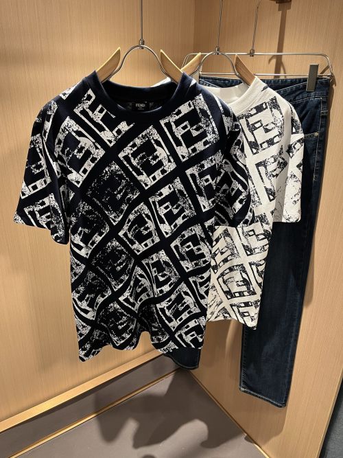Fendi FF Logo T-shirt voor Dames en Heren - Trendy, Comfortabel, Stijlvol 1 Fendi FF Logo T-shirt voor Dames en Heren - Trendy, Comfortabel, Stijlvol