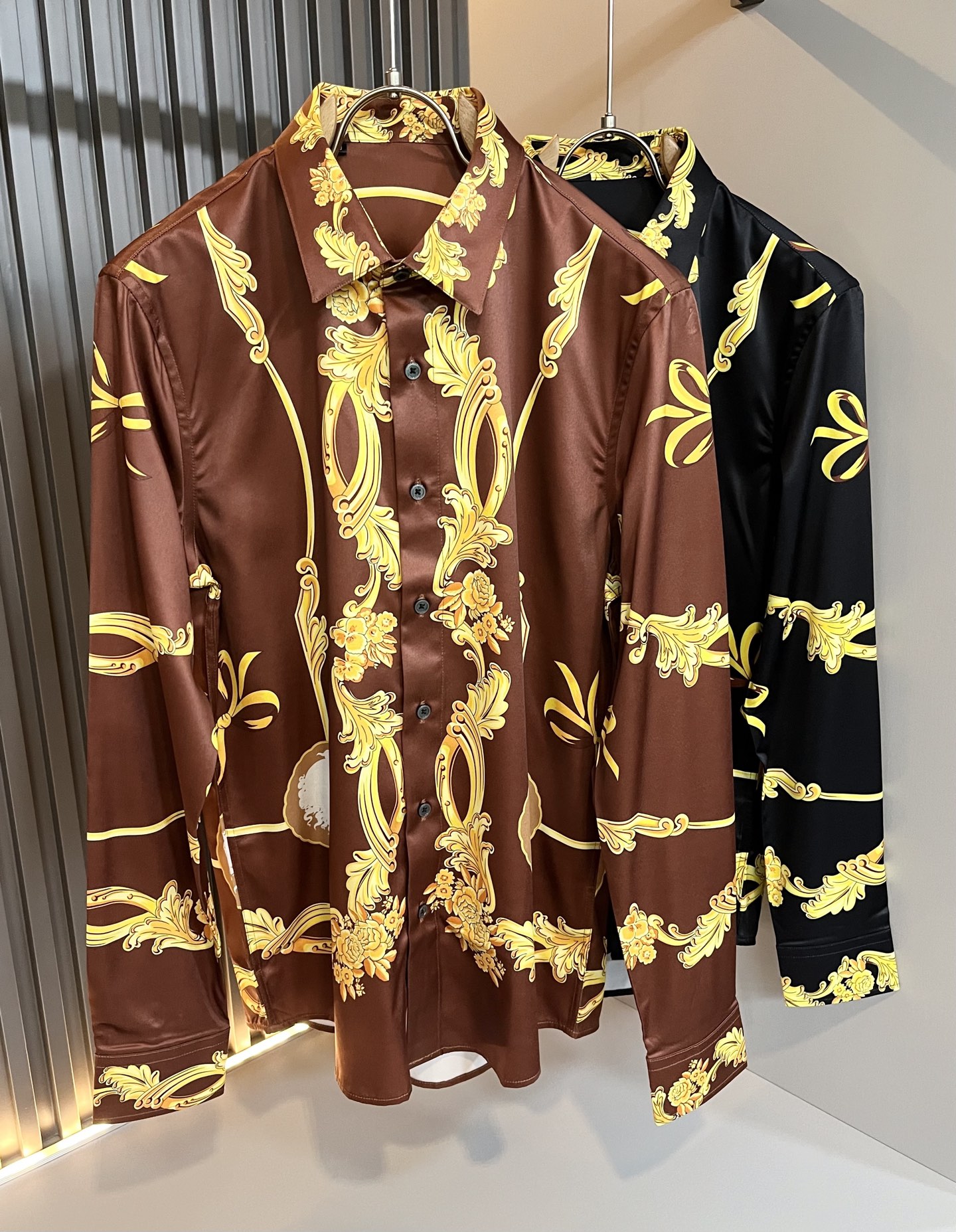 NO:418404,VERS*CE/Fan*zhe 2025 spring and summer new original single long-sleeved shirt, VERS*CE/Fan*zhe Trading Company Channel Product Value Recommendation, Panoramic Printed Letter Logo Pattern Decoration is exquisitely highlighted by the gradient effect!  The heavy craftsmanship is created with a strong sense of three-dimensionality, and only advanced German equipment can be made, highlighting the invincible visual luxury, with a very high craftsmanship level and a very important craftsmanship!  Customer-supplied imported poplin cotton fabric, excellent skin-friendly, extremely perfect details, impeccable, excellent upper body effect, very eye-catching, unquestionable, excellent return rate, excellent items in the closet to improve vision, are very handsome, whether they are worn inside or alone. Size 38-42, versace, alexander wang19860909VERS*CE/范*哲 2025春夏新品原单长袖衬衣,VERS*CE/范*哲 贸易公司渠道 产品 值的推荐 ,全景印花字母logo图案装饰极为精致凸显渐变效果！重磅工艺打造,立体感极强,唯有德国先进设备方能制作,凸显了视觉无敌的震撼奢华,工艺水准极高,非常重工匠心！客供进口府绸棉面料,亲肤性绝佳,细节极致完美,无可挑剔,上身效果非常出色,非常招眼吸睛,回头率毋庸置疑,衣橱里改良视觉的绝佳单品,无论内搭还是单穿都爆帅十足.尺码38-42,,versace,alexander wang,Men's clothing