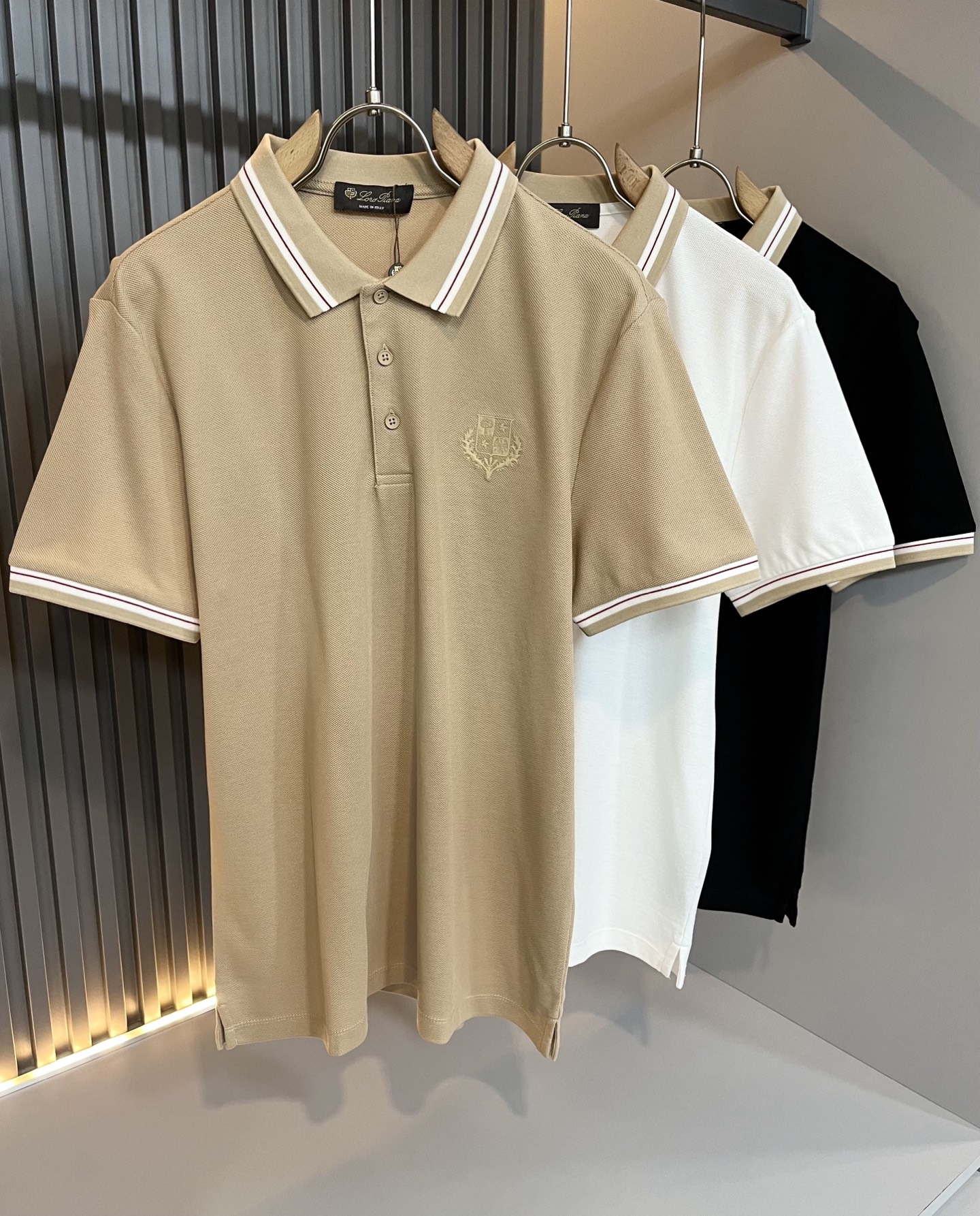 NO:418414,Loro Piana Nuoyou Pianya The latest trade order Polo shirt for men in spring and summer 2025, full quality!  !  The upper body is comfortable and breathable, not stiff, and the overall body has a rich three-dimensional feeling, quality export orders, and embroidery design of the body logo pattern!  Customized exclusive pure cotton fabric tailoring to meet the simple needs of commuters for dressing. The upper body is very effective, it looks slim and does not picky about the figure. The fabric workmanship is impeccable. Only good craftsmanship and good fabrics can make you feel good. It is a must-have item for everyone!  Size M-3XL, loro piana, alexander wang19860909Loro Piana诺悠翩雅 2025春夏男士最新的贸易订单Polo衫,全品相！！上身舒适透气,不僵硬,整体有着丰富的立体感,品质出口订单,衣身logo图案刺绣设计！定制专属纯棉面料剪裁,满足通勤人们对于着装的简约需求,上身效果很好,显瘦,不挑剔身材.面料做工....无可挑剔,好工艺好面料才能穿出好品味一款,人手必备单品！尺码M-3XL,,loro piana,alexander wang,Men's clothing