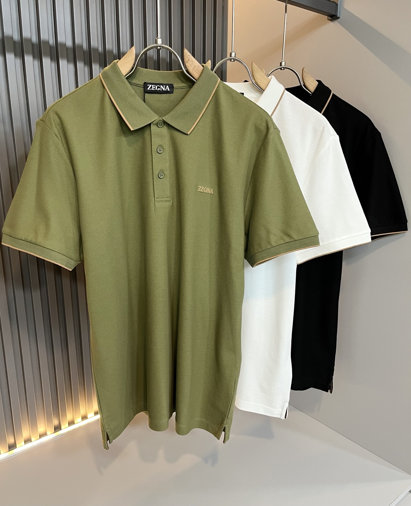 NO:418395,Ermenegildo Zeg*aJia 2025 spring and summer new products for men's casual Polo short-sleeved, foreign trade company order!  It is one of the classic exclusive fabrics of Zenia!  Embroidery design on chest logo pattern!  Customized original mercerized bead flooring fabric!  The touch is soft and delicate, but the shape is straight and stylish!  Extremely luxurious details... Perfectly interpret high-quality quality. Size M-3XL, zegna, T-shirt, alexander wang19860909Ermenegildo Zeg*a杰*亚 2025春夏新品男士休闲Polo短袖,外贸公司订单！是杰尼亚经典的专有织物之一！ 胸前logo图案刺绣设计！定制原版丝光珠地棉面料！触感又柔软细腻、但型态又笔挺有型！ 细节奢华极致… 完美演绎高品质品相.尺码M-3XL,,zegna,T-shirt,alexander wang,Men's clothing