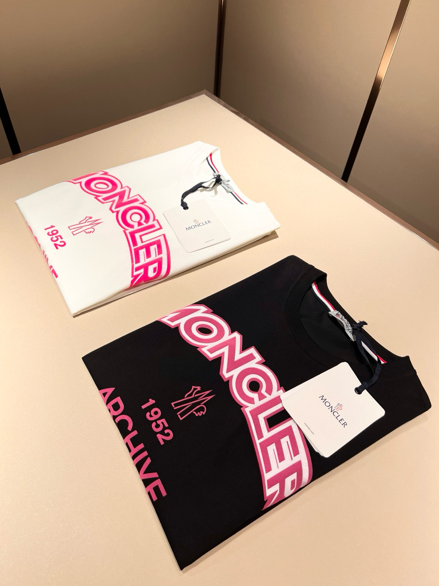 NO:418470,Moncler Mengjia 2025 Spring and Summer Latest Men and Women's Same Trade Order Short-sleeved T-shirt, Full Quality!  !  Internet celebrity style!  Use logo pattern to press glue design!  The upper body is comfortable and breathable, not stiff, and the overall three-dimensional feeling is rich. Quality export orders, customized exclusive pure cotton fabric tailoring to meet the simple needs of commuters for dressing. The upper body is very effective, it looks slim and not picky about the figure. The fabric workmanship... Improper, only good craftsmanship can make you feel good and tasteful, a must-have item for everyone!  Size M-3XL, T-shirt,tees,t-shirt,alexander wang19860909Moncler蒙家 2025春夏最新男女同款贸易订单短袖T恤,全品相！！网红款！采用logo图案压胶设计！上身舒适透气,不僵硬,整体有着丰富的立体感,品质出口订单,定制专属纯棉面料剪裁,满足通勤人们对于着装的简约需求,上身效果很好,显瘦,不挑剔身材.面料做工....无可挑剔,好工艺好面料才能穿出好品味一款,人手必备单品！尺码M-3XL,,T-shirt,tees，t-shirt,alexander wang,Men's clothing