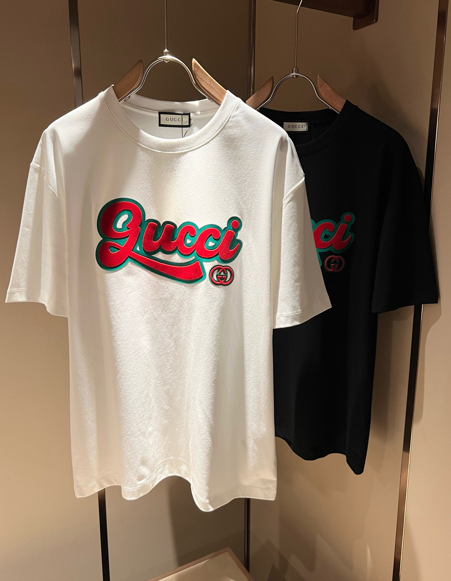 NO:418484,Gucc* Gujia 2025 spring and summer new style for men and women couples casual loose cotton round neck short-sleeved T-shirt!  Trading companies have sparse channels and are released on the official website at the same time!  The latest series of spring and summer 2025, classic fashion design elements, injecting full vitality into the new series. This T-shirt is carefully selected for customers to use imported cotton fabrics. The fabric feels skin-friendly and soft and delicate, and the body logo is velvet-pressed!  It has an extremely comfortable and breathable wearing experience. The whole item is very eye-catching and fashionable, and is deeply loved by young people today!  The loose round neck cut is a neutral style regardless of age and gender, suitable for matching all the styles and looks you need in your daily life!  It is recommended to wear couple outfits to go out on the street to make it more pleasing to the eye!  Size M-3XL, gucci, gucci, T-shirt, tees, t-shirt, alexander wang19860909Gucc*古家 2025春夏新款男女同情侣款休闲宽松棉质圆领短袖T恤衫！贸易公司渠道稀出,同步官网发售 ！ 2025春夏最新系列,经典时尚设计元素,为全新系列注入满满活力,这款T恤衫用心甄选客供进口棉面料制成,面料手感亲肤柔软细腻,衣身logo压绒设计！拥有着无比舒适透气性的穿着体验,整件单品极具吸睛度与时尚感,深受当下年轻人的喜爱！基础宽松的圆领版型裁剪,不分年龄与性别的中性款式,适合搭配你日常所需的所有风格与造型！建议搭配情侣装出街会更为养眼出色！尺码M-3XL,,gucci,gucci,T-shirt,tees，t-shirt,alexander wang,Men's clothing