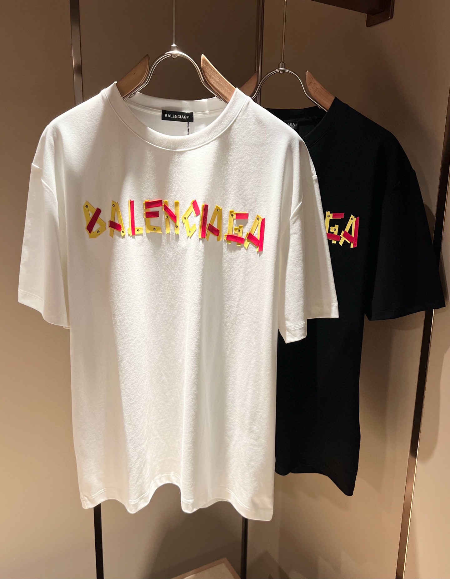 NO:418424,BALENCIA* Paris* Home 2025 Spring and Summer New Men and Women Couples Casual Loose Cotton Round Neck Short Sleeve T-shirt!  Trading companies have sparse channels and are released on the official website at the same time!  The latest series of spring and summer 2025, classic fashion design elements, injecting full vitality into the new series. This T-shirt is carefully selected for customers to use imported cotton fabrics. The fabric feels skin-friendly and soft and delicate, and the body logo is glued!  It has an extremely comfortable and breathable wearing experience. The whole item is very eye-catching and fashionable, and is deeply loved by young people today!  The loose round neck cut is a neutral style regardless of age and gender, suitable for matching all the styles and looks you need in your daily life!  It is recommended to wear couple outfits to go out on the street to make it more pleasing to the eye!  Size M-3XL, balenciaga, T-shirt,tees, t-shirt,alexander wang19860909BALENCIA*巴黎*家 2025春夏新款男女同情侣款休闲宽松棉质圆领短袖T恤衫！贸易公司渠道稀出,同步官网发售 ！ 2025春夏最新系列,经典时尚设计元素,为全新系列注入满满活力,这款T恤衫用心甄选客供进口棉面料制成,面料手感亲肤柔软细腻,衣身logo压胶设计！拥有着无比舒适透气性的穿着体验,整件单品极具吸睛度与时尚感,深受当下年轻人的喜爱！基础宽松的圆领版型裁剪,不分年龄与性别的中性款式,适合搭配你日常所需的所有风格与造型！建议搭配情侣装出街会更为养眼出色！尺码M-3XL,,balenciaga,T-shirt,tees，t-shirt,alexander wang,Men's clothing