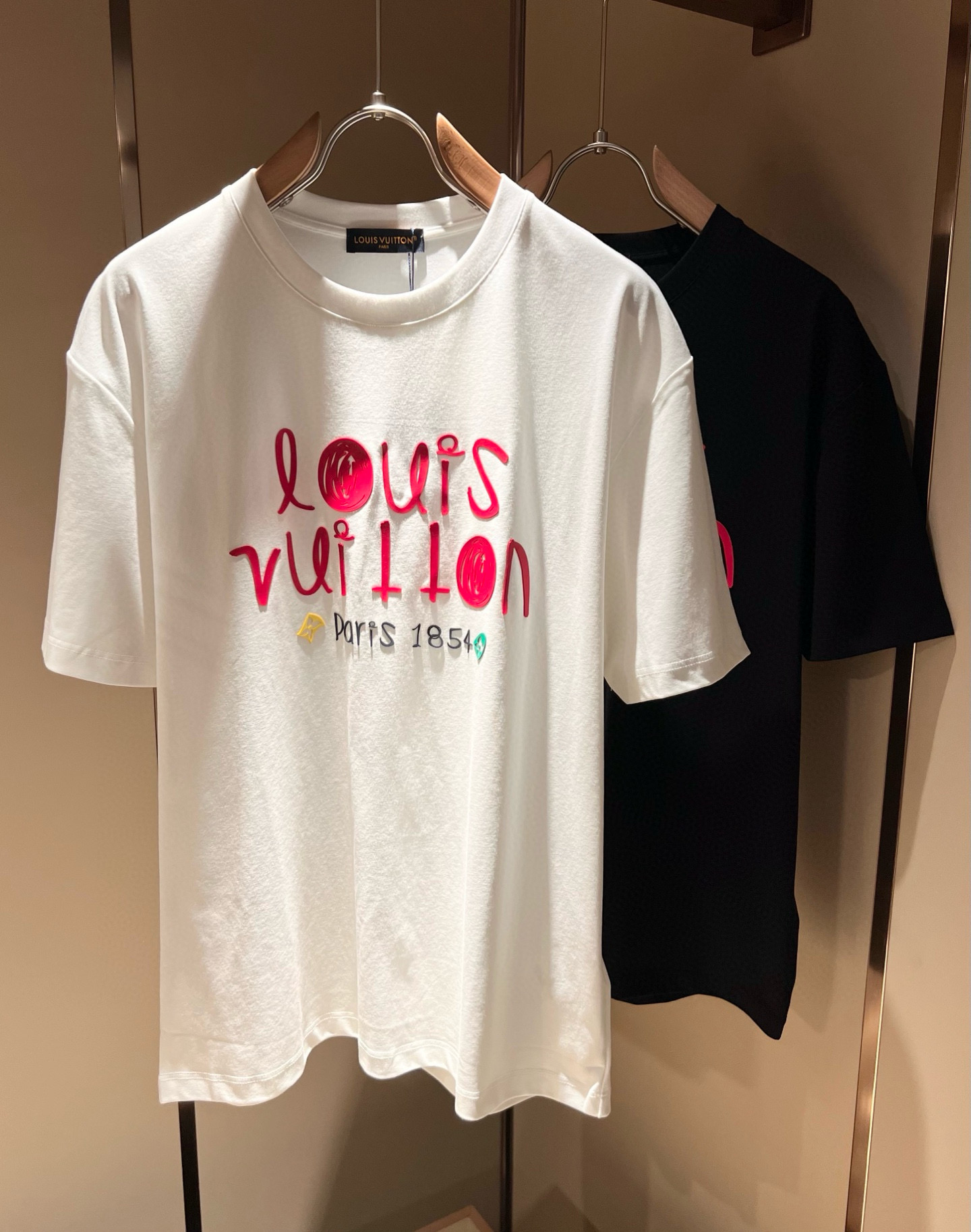 NO:418455,LouisVuitt*Louis*Deng The new series of products in 2025 spring and summer are launched, a very fashionable and avant-garde short-sleeved T-shirt for men and women, with logo pattern glue-touching!  Different from the past, it declares the design concept that has been passed down for many years in the brand!  Its eye-catchingness is no less than any classic style, perfectly presenting the fashionable, high-end and luxurious feeling in front of the world!  Made of imported 280 grams of cotton, selected high-quality pure cotton fabrics, soft and soft to the touch, the real thing is definitely beyond your imagination, close to the body and breathable, even if you sweat profusely, you will not feel greasy or stuffy, and will bring sweating and moisture absorption to the extreme!  Size M-3XL, louis vuitton,louis vuitton,t-shirt,tees,t-shirt,alexander wang19860909LouisVuitt*路易*登 2025春夏全新系列单品上线,非常时髦前卫的一款男女同款短袖T恤,标识logo图案压胶修饰！区别于以往的不同,宣示品牌传承多年的设计理念！其吸睛度完全不亚于任何经典款式,将时髦高级感与奢华感完美呈现在世人眼前！客供进口280克全棉材质制成,精选优质纯棉面料,触感软糯亲肤细腻,实物到手绝对超乎你的想象,贴身无比舒适透气,即便是汗流浃背也不会有腻身及闷热感可言,将排汗吸湿性发挥到了极致！尺码M-3XL,,louis vuitton,louis vuitton,T-shirt,tees，t-shirt,alexander wang,Men's clothing