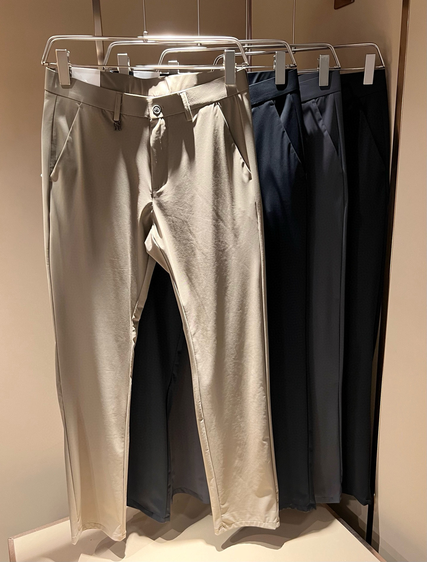 NO:418434,BC-Brunello Cucineli 2025 spring and summer new men's fashion high-end casual trousers, Hong Kong foreign business channel goods, original Japanese production, pure blood quality, perfectly continues the essence and genes of LOE*'s home. From the main fabric to the detailed craftsmanship, all show the ingenuity of quality, use multiple brand elements to interpret, and choose precious materials to build a hardware logo design!  Identity manifestation that belongs to the soul!  Customers supply high-end imported elastic spandex fabrics, very high-end and fashionable detailed craftsmanship, red ear cloth is completed by a specific antique loom, this element represents a very worthy of careful taste and pleasant experience!  In terms of matching, it is invincible and explains the versatility in place, with ingenious details and exquisite accessories. The auxiliary materials are all provided by foreign merchants. They are tailored and slim, and the upper body is lifted with an excellent effect. They are a styling item that is hard to come by!  Size 30-40, brunello cucinelli,loewe,alexander wang19860909BC-Brunello Cucineli 2025春夏新品男士时装款高端休闲西裤,香港洋行渠道货,日本原厂出品,纯血统品质,完美延续了LOE*家的精髓与基因,从主体面料到细节工艺,无不彰显出品质的匠心所在,运用多个品牌元素标识来诠释,选取矜贵的材质构建五金logo设计！属于灵魂式的身份彰显！客供高级进口弹力氨纶面料,非常高级且时髦的细节工艺,赤耳布是由特定古董织布机完成,此元素代表非常值得细品悦人！在搭配上所向无敌,把百搭阐释到位,细节匠心考究,辅料皆为外商客供,剪裁合体修身,上身提臀效果绝佳,可遇而不可求的造型单品！尺码30-40,,brunello cucinelli,loewe,alexander wang,Men's clothing