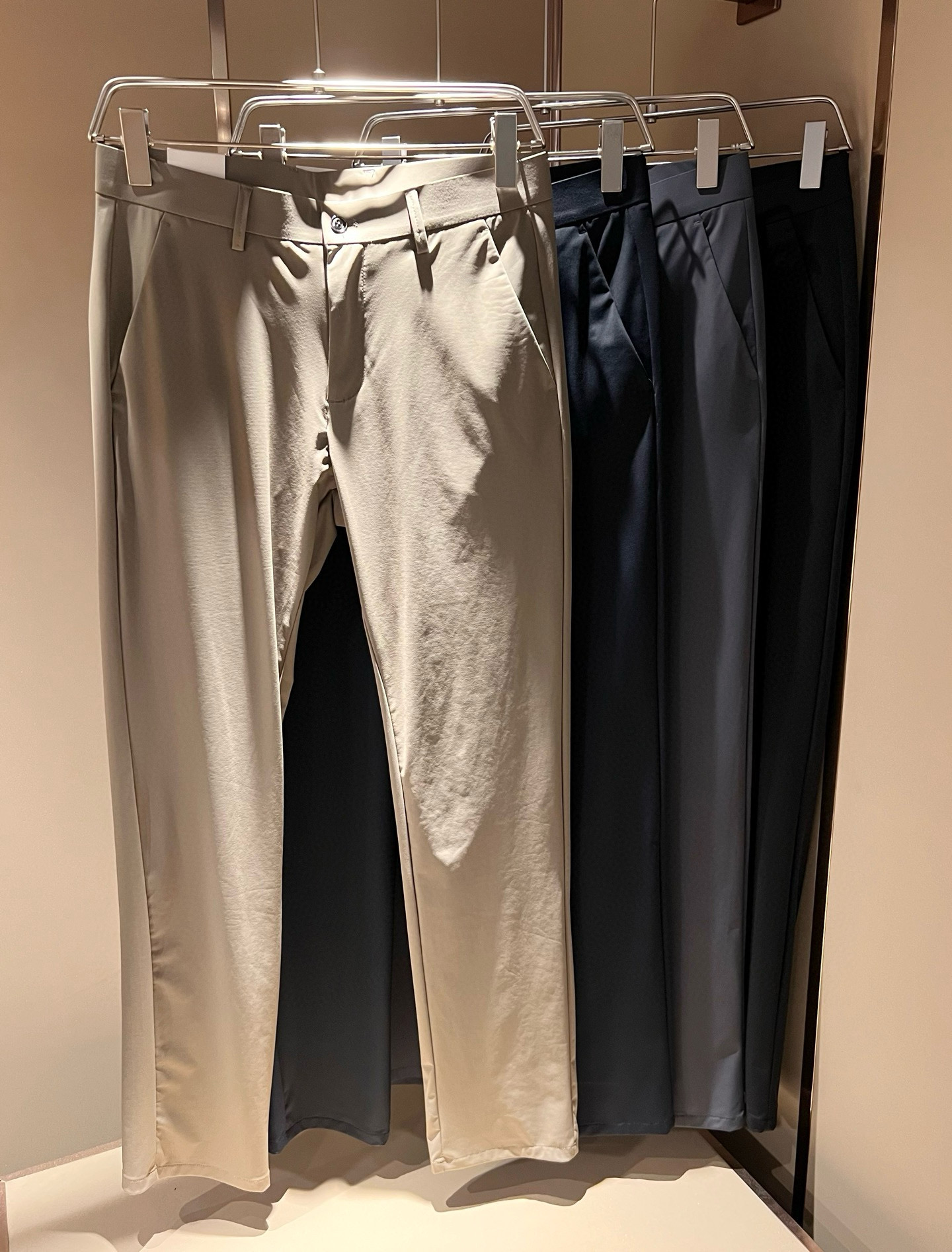 NO:418456,Ferraga*mo 2025 spring and summer new men's casual small straight trousers, original single quality, original single quality high-end fashion casual wash original trousers fabric!  The back waist metal Ferragamo logo is produced through the original single OEM factory channel; G.com is released simultaneously, and the thickness just meets the needs of wear. The fabric is soft and elastic. The beautiful washing process is just right. The craftsmanship is very prominent. The fabric is soft and elastic. The turning work is neatly arranged and the perfect details are produced. The casual and versatile four-season model has the best effect on the upper body, showing the confidence temperament; all the details show the perfect quality pants. The classic logo of the brand symbolizes the highest quality of the brand. Owning original hardware accessories is the beginning of another fashion!  Size 30 -40, ferragamo, ferragamo, alexander wang19860909Ferraga*mo菲拉*慕2025春夏新款男款休闲小直筒西裤, 原单品质,原单品质高端时尚休闲水洗原版西裤面料！后腰金属菲拉格慕LOGO标识,原单代工厂渠道出品；G网同步发售,厚度刚好满足穿搭需求 面料柔软具有弹力面料 漂亮的水洗工艺,恰到好处的纯粹,工艺非常突出,面料柔软富有弹性,车工走线整齐,完美细节出品.随意百搭的四季款,上身效果不紧绷极佳,彰显自信气质；所有细微处尽情展现完美品质裤子的经典Logo象征了品牌至高的品质,原厂五金配件 拥有,便是另一种时尚的开始 ！ 尺码30 -40,,ferragamo,ferragamo,alexander wang,Men's clothing