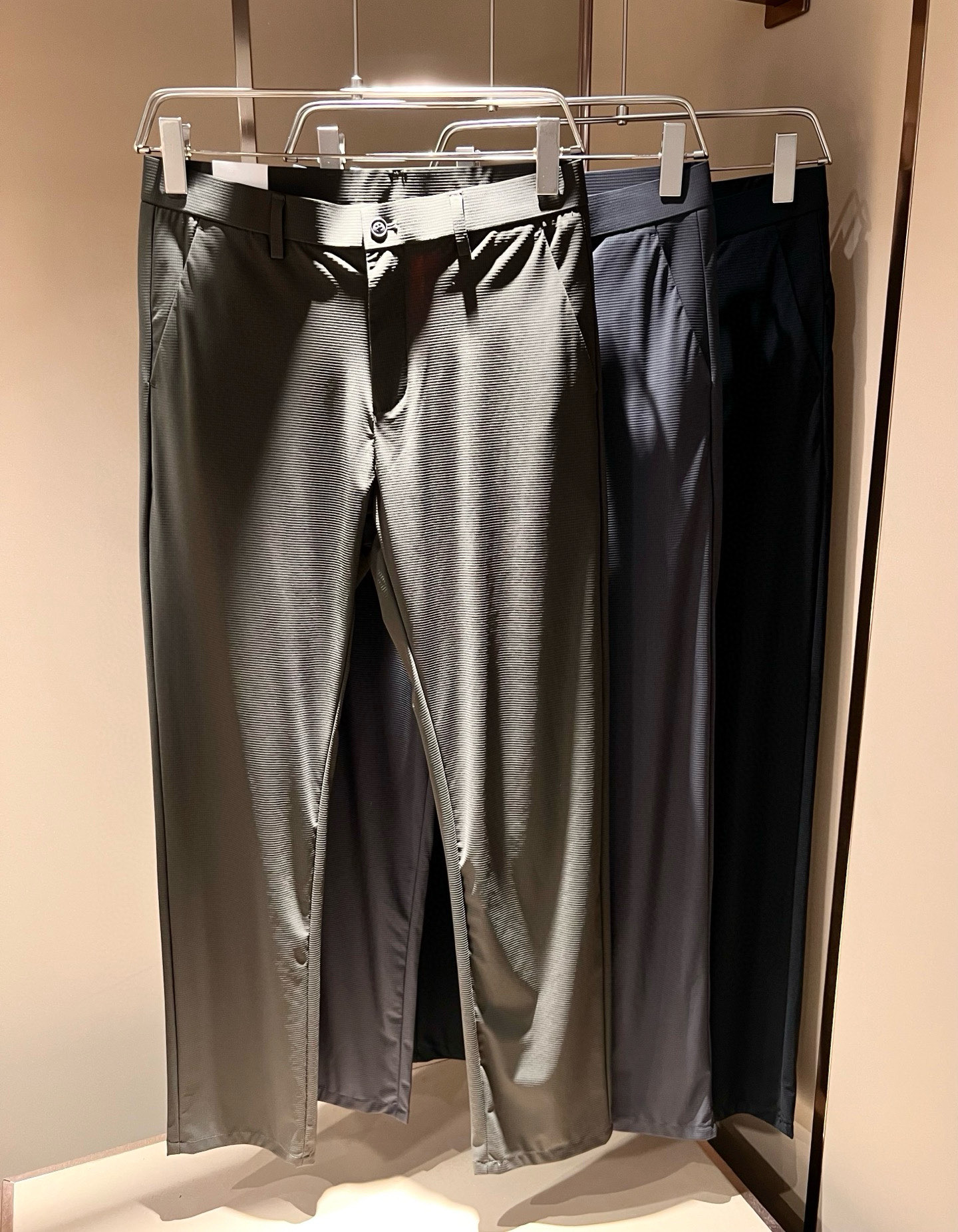 NO:418449,ThomBrow*e Tom*Long ~ 2025 spring and summer new casual trousers, available at the same time on the official website, unique design charm, very high-end, simple but not simple, new model of ready-to-wear!  The fabric is selected with unique elastic spandex fabric, which feels smooth and soft, has texture, and has a strong sense of verticality. The upper body is smooth and not tight, and the sultry feeling caused by direct ultraviolet rays. Leather logo design!  The style is harmonious and unified, with the ultimate craftsmanship level. The side is very unique and tailored, very flavorful, delicate and comfortable to wear, showing sports vitality and exquisite details. Classic and perfect layout design, showing fashion vitality in daily leisure life. Enhance men's charm and style and achieve high-end models. Size 30-40,,alexander wang19860909ThomBrow*e汤姆*朗 ~2025春夏新款休闲西裤,官网同步有售,独特设计魅力,非常高端,简约不简单,成衣新典范！面料精选独特弹力氨纶面料,手感光滑柔软,有质感,有很强的垂直感,上身爽滑不紧绷,紫外线直射造成的闷热感,皮革logo设计！风格和谐统一,极致工艺水平.侧面非常独特裁剪设计风格,非常有味道,精致细腻,好穿舒适,展现运动活力,细节考究.经典完美版型设计,日常休闲生活中展现时尚活力.提升男士魅力格调,成就高端典范.尺码30-40,,alexander wang,Men's clothing