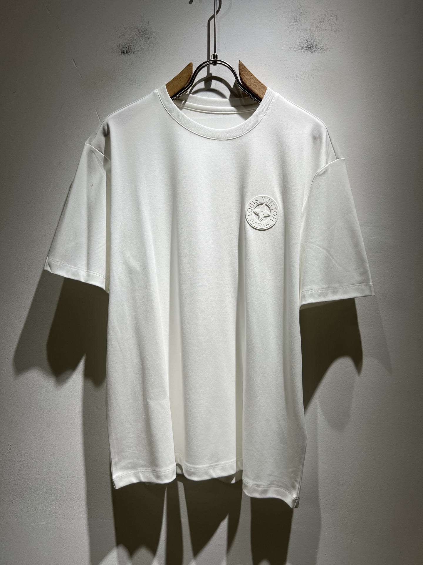 NO:418512,LouisVuitt*Louis*Deng The new series of products in 2025 spring and summer are launched, a very fashionable and avant-garde short-sleeved T-shirt for men and women, with logo pattern glue-touching!  Different from the past, it declares the design concept that has been passed down for many years in the brand!  Its eye-catchingness is no less than any classic style, perfectly presenting the fashionable, high-end and luxurious feeling in front of the world!  Made of imported cotton materials, selected high-quality pure cotton fabrics, soft and soft to the touch, the real thing is definitely beyond your imagination, close to the body and breathable, even if you sweat profusely, you will not feel greasy or stuffy, and will bring sweating and moisture absorption to the extreme!  Size M-4XL, louis vuitton,louis vuitton,t-shirt,tees,t-shirt,alexander wang19860909LouisVuitt*路易*登 2025春夏全新系列单品上线,非常时髦前卫的一款男女同款短袖T恤,标识logo图案压胶修饰！区别于以往的不同,宣示品牌传承多年的设计理念！其吸睛度完全不亚于任何经典款式,将时髦高级感与奢华感完美呈现在世人眼前！客供进口全棉材质制成,精选优质纯棉面料,触感软糯亲肤细腻,实物到手绝对超乎你的想象,贴身无比舒适透气,即便是汗流浃背也不会有腻身及闷热感可言,将排汗吸湿性发挥到了极致！尺码M-4XL,,louis vuitton,louis vuitton,T-shirt,tees，t-shirt,alexander wang,Men's clothing