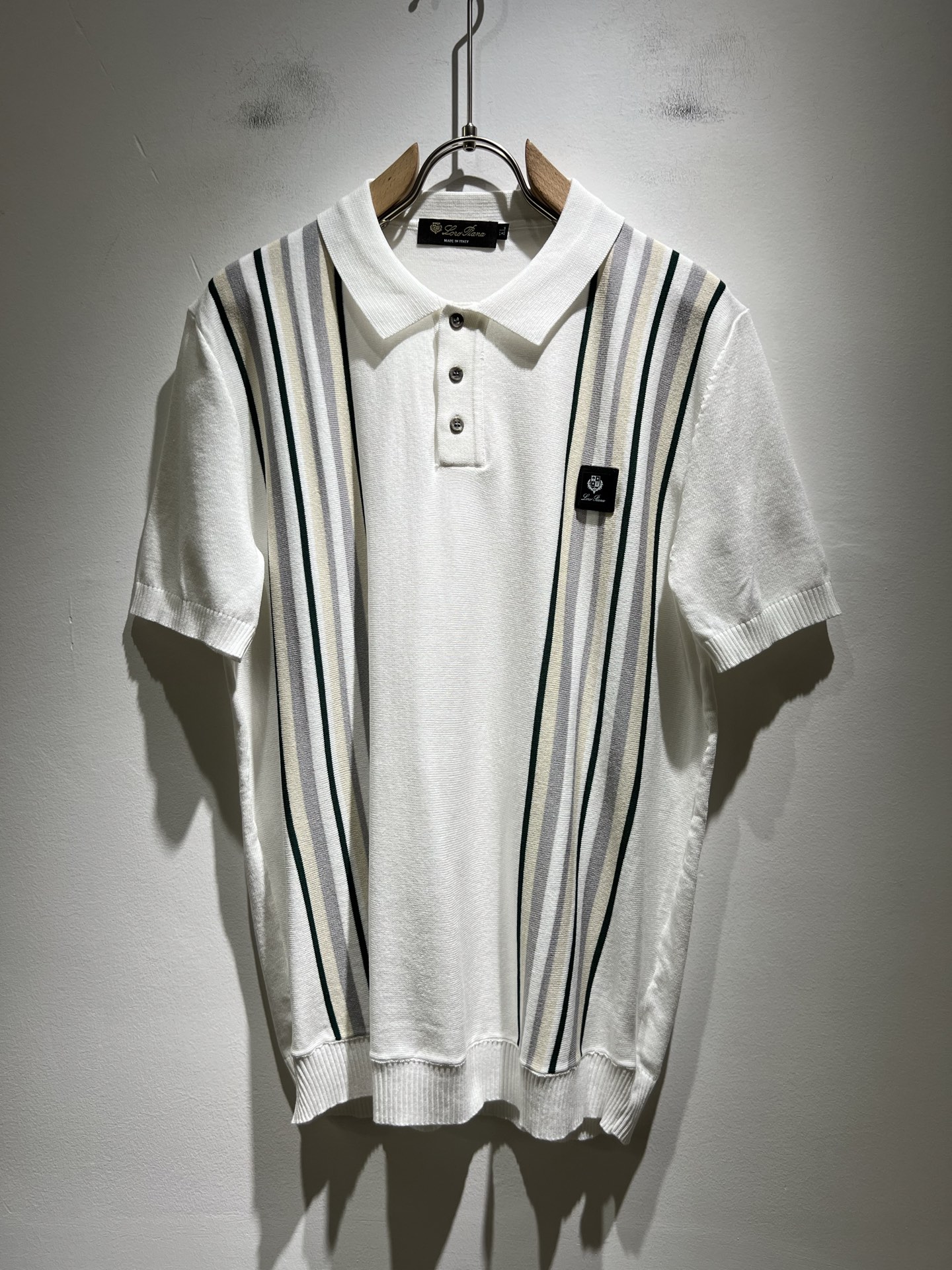 NO:418503,Loro Piana Nouyou Pianya 2025 Early Spring Men's Lapel Knitted Short Sleeve T-shirt, Full Quality!  !  The upper body is comfortable and breathable, not stiff, and the overall body has a rich three-dimensional feeling, quality export orders, and leather logo pattern design on the chest!  Customized exclusive knitted fabric tailoring to meet the simple needs of commuters for dressing. The upper body works well, looks slim and is not picky about the figure. The fabric workmanship is impeccable. Only good craftsmanship and good fabrics can make you feel good. It is a must-have item for everyone!  Size M-4XL, loro piana, T-shirt,tees, t-shirt,alexander wang19860909Loro Piana诺悠翩雅 2025早春男士最新的贸易订单翻领针织短袖T恤,全品相！！上身舒适透气,不僵硬,整体有着丰富的立体感,品质出口订单,胸前皮革logo图案设计！定制专属针织面料剪裁,满足通勤人们对于着装的简约需求,上身效果很好,显瘦,不挑剔身材.面料做工....无可挑剔,好工艺好面料才能穿出好品味一款,人手必备单品！尺码M-4XL,,loro piana,T-shirt,tees，t-shirt,alexander wang,Men's clothing