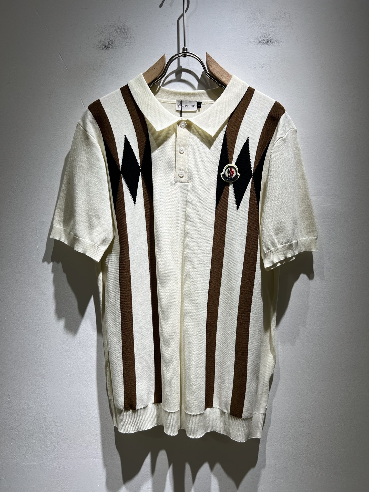 NO:418535,Moncler Mengjia's latest trade order knitted short-sleeved T-shirt in spring and summer 2025, full quality!  !  Internet celebrity style!  The craftsmanship adopts a chest badge design!  The upper body is comfortable and breathable, not stiff, and the overall body has a rich three-dimensional feeling, quality export orders, and chest logo pattern badge design!  Customized knitted fabric tailoring meets the simple needs of commuters for dressing. The upper body works well, looks slim and is not picky about the figure. The fabric workmanship is impeccable. Only good craftsmanship can make you look good and tasteful. It is a must-have item for everyone!  Size M-4XL, T-shirt,tees,t-shirt,alexander wang19860909Moncler蒙家 2025春夏最新的贸易订单针织短袖T恤,全品相！！网红款！工艺采用胸前徽章设计！上身舒适透气,不僵硬,整体有着丰富的立体感,品质出口订单,胸前logo图案徽章设计！定制针织面料剪裁,满足通勤人们对于着装的简约需求,上身效果很好,显瘦,不挑剔身材.面料做工....无可挑剔,好工艺好面料才能穿出好品味一款,人手必备单品！尺码M-4XL,,T-shirt,tees，t-shirt,alexander wang,Men's clothing