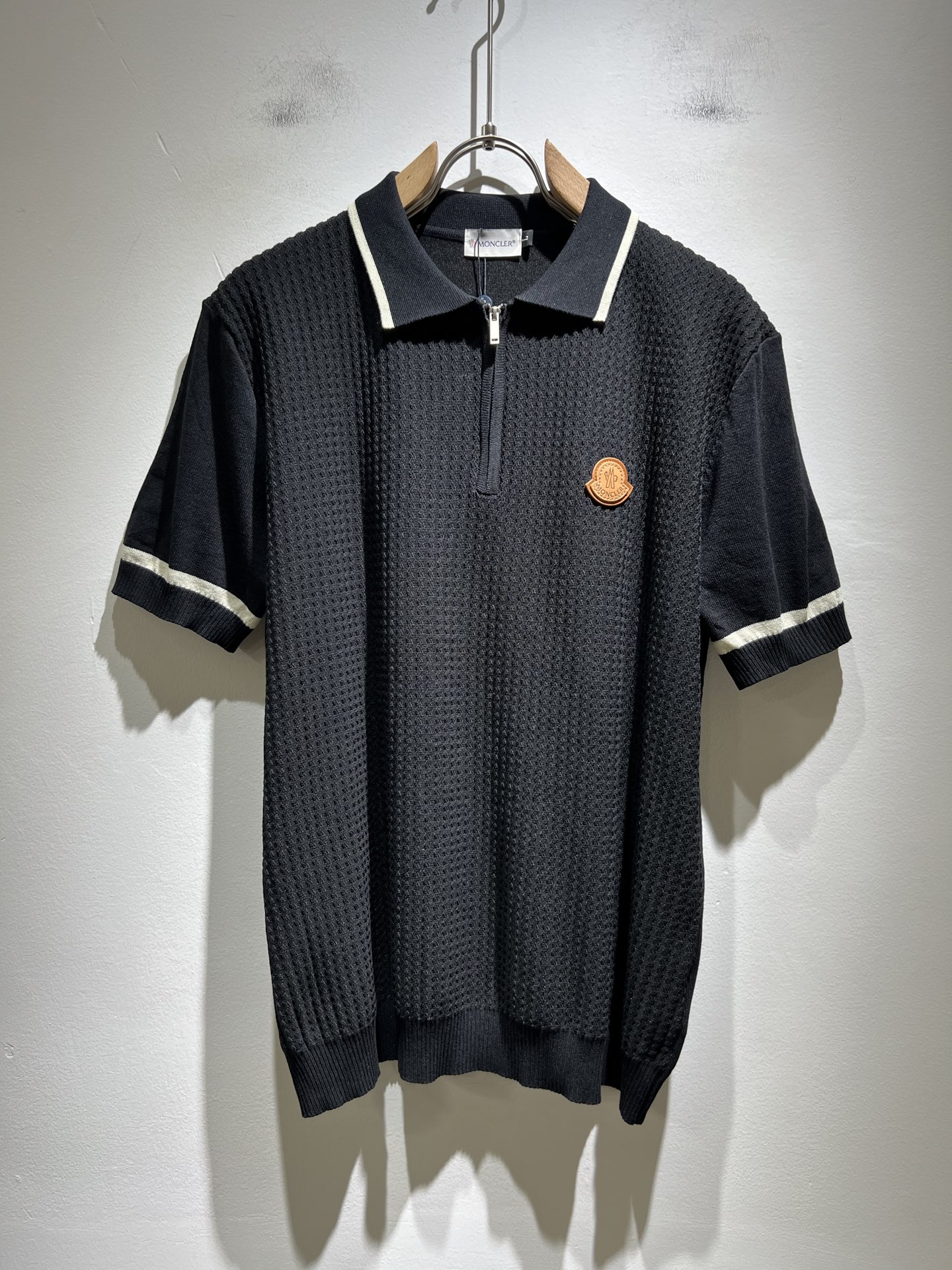 NO:418552,Moncler Mengjia's latest trade order knitted short-sleeved T-shirt in spring and summer 2025, full quality!  !  Internet celebrity style!  The craftsmanship adopts a chest badge design!  The upper body is comfortable and breathable, not stiff, and the overall body has a rich three-dimensional feeling, quality export orders, and chest logo pattern badge design!  Customized knitted fabric tailoring meets the simple needs of commuters for dressing. The upper body works well, looks slim and is not picky about the figure. The fabric workmanship is impeccable. Only good craftsmanship can make you look good and tasteful. It is a must-have item for everyone!  Size M-4XL, T-shirt,tees,t-shirt,alexander wang19860909Moncler蒙家 2025春夏最新的贸易订单针织短袖T恤,全品相！！网红款！工艺采用胸前徽章设计！上身舒适透气,不僵硬,整体有着丰富的立体感,品质出口订单,胸前logo图案徽章设计！定制针织面料剪裁,满足通勤人们对于着装的简约需求,上身效果很好,显瘦,不挑剔身材.面料做工....无可挑剔,好工艺好面料才能穿出好品味一款,人手必备单品！尺码M-4XL,,T-shirt,tees，t-shirt,alexander wang,Men's clothing