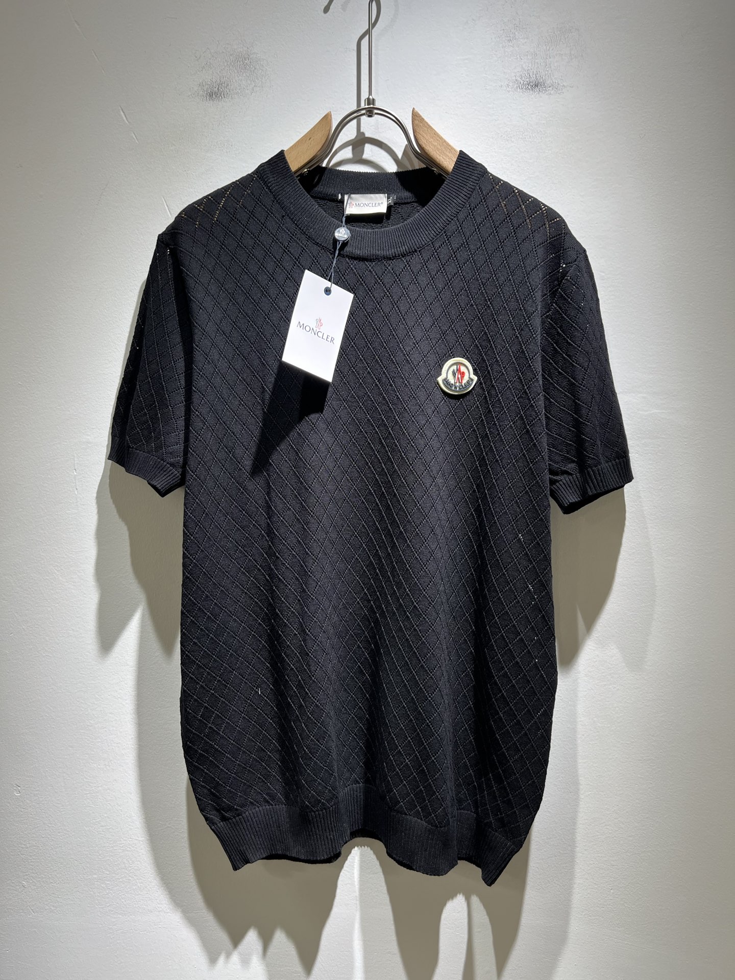 NO:418569,Moncler Mengjia's latest trade order knitted short-sleeved T-shirt in spring and summer 2025, full quality!  !  Internet celebrity style!  The craftsmanship adopts a chest badge design!  The upper body is comfortable and breathable, not stiff, and the overall body has a rich three-dimensional feeling, quality export orders, and chest logo pattern badge design!  Customized knitted fabric tailoring meets the simple needs of commuters for dressing. The upper body works well, looks slim and is not picky about the figure. The fabric workmanship is impeccable. Only good craftsmanship can make you look good and tasteful. It is a must-have item for everyone!  Size M-4XL, T-shirt,tees,t-shirt,alexander wang19860909Moncler蒙家 2025春夏最新的贸易订单针织短袖T恤,全品相！！网红款！工艺采用胸前徽章设计！上身舒适透气,不僵硬,整体有着丰富的立体感,品质出口订单,胸前logo图案徽章设计！定制针织面料剪裁,满足通勤人们对于着装的简约需求,上身效果很好,显瘦,不挑剔身材.面料做工....无可挑剔,好工艺好面料才能穿出好品味一款,人手必备单品！尺码M-4XL,,T-shirt,tees，t-shirt,alexander wang,Men's clothing