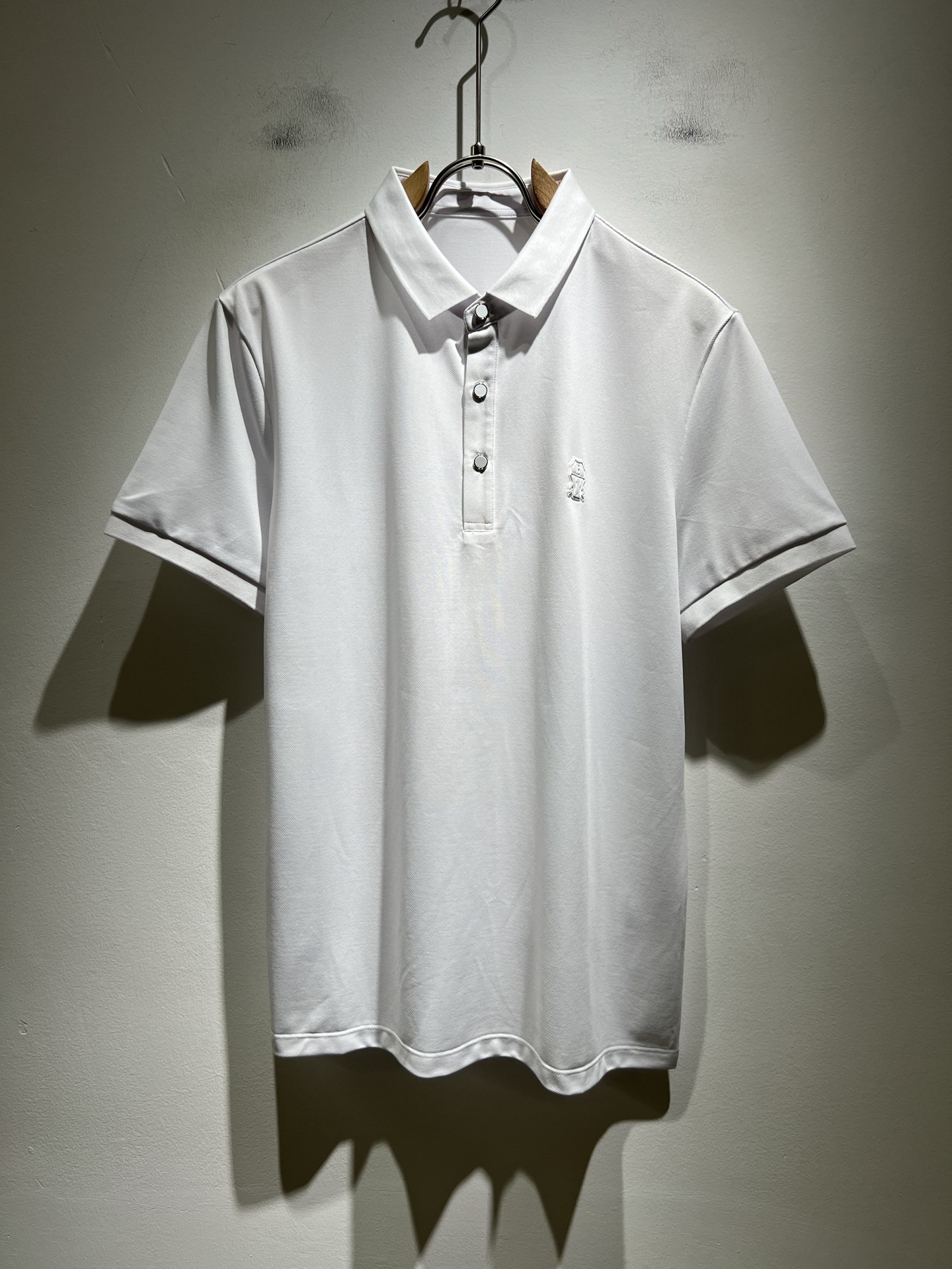 NO:418543,BC-Brunello Cucineli 2025 spring and summer new men's short-sleeved Polo shirt, a fashionable and versatile item that many celebrities love to wear!  The LOGO glue on the chest is super good-looking. Friends who like classic and simple must not miss this one!  The calm and atmospheric brand style has always been favored by the upper class! It is also the best choice for fashionable items!  The upper body is so handsome, highly recommended!  !  !  In addition to its brand added value, the biggest attraction of this short sleeve is that this short sleeve has a high cost-effectiveness in terms of color and material!  Customized original exclusive mesh cotton material design!  Environmentally friendly washing, customized fabrics, pre-shrinkage treatment to ensure a crisp style. The combed cotton fabric feels super soft and smooth and sweat-absorbing!  The wash water does not deform, the feel is comfortable and smooth, the upper body is soft and comfortable, the classic fashionable lapel design is simple and not complicated, and it is very pleasing to the eye!  Code number L-4XL, brunello cucinelli, T-shirt, alexander wang19860909BC-Brunello Cucineli 2025春夏新款男士短袖Polo衫,众多明星都爱穿的时尚百搭单品！胸前LOGO压胶超级好看,喜欢经典简约的朋友,一定不能错过了这款！沉稳大气的品牌风格一直以来备受上层人士的青睐!也是时尚单品的不二之选！ 上身帅到爆了,强烈推荐！！！这件短袖最大的吸引力除了他本身的品牌附加值,更加肯定的是这款短袖无论在颜色搭配还是材质上都有很高的性价比！ 定制原版专属网眼棉材质设计！环保水洗,定制面料,预缩处理,确保版型的挺括,精梳棉面料手感超柔顺滑又吸汗！洗水不变形,手感舒适顺滑,上身柔和舒适,经典的时尚翻领设计,精简不繁,很是耐看！码数L-4XL,,brunello cucinelli,T-shirt,alexander wang,Men's clothing