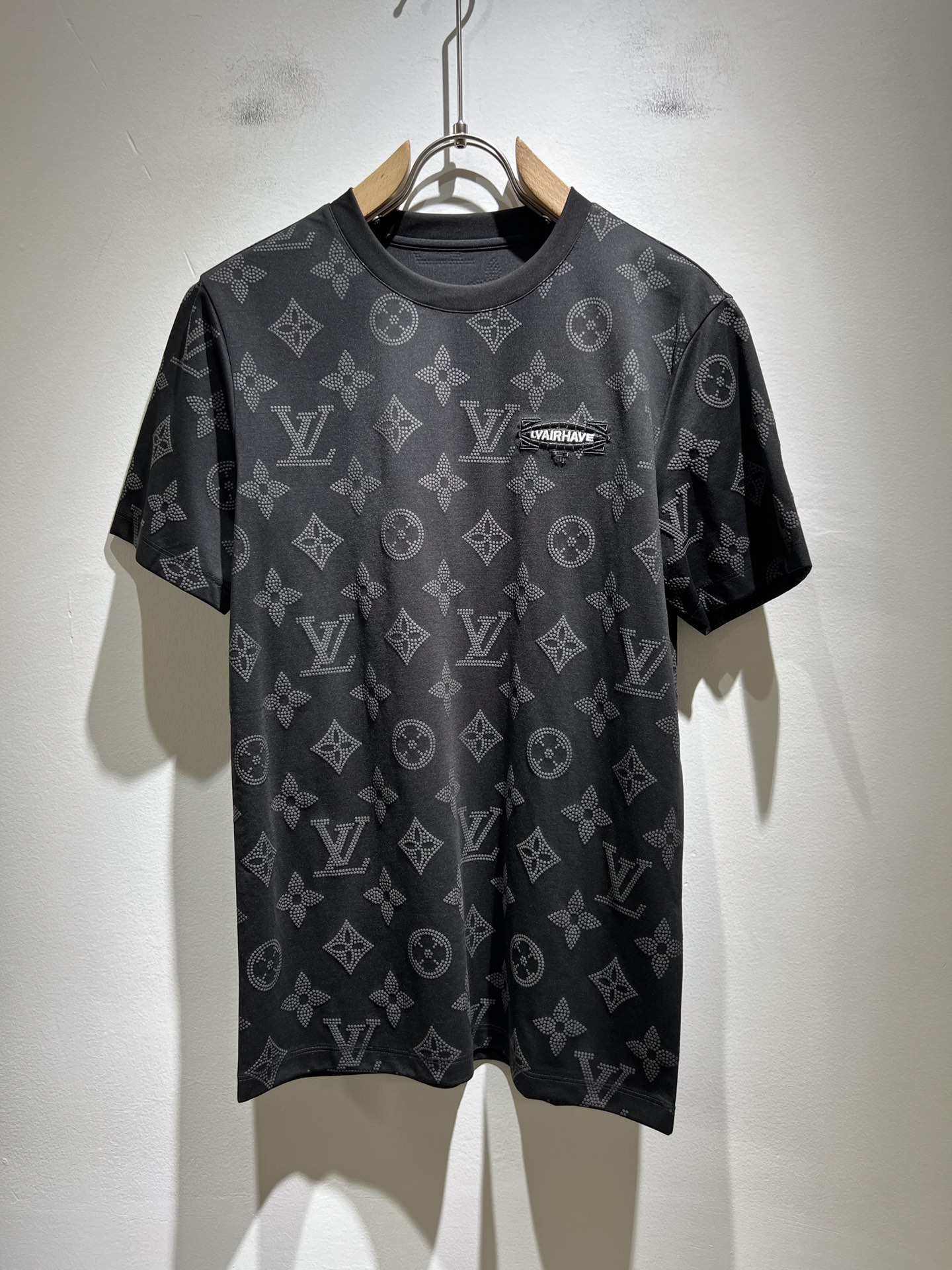 NO:418527,LouisVuitt*Louis*Deng The new series of spring and summer 2025 products are launched, a very fashionable and avant-garde short-sleeved T-shirt for men and women, with logo logo pattern and printing decoration!  Different from the past, it declares the design concept that has been passed down for many years in the brand!  Its eye-catchingness is no less than any classic style, perfectly presenting the fashionable, high-end and luxurious feeling in front of the world!  Made of imported cotton materials, selected high-quality pure cotton fabrics, soft and soft to the touch, the real thing is definitely beyond your imagination, close to the body and breathable, even if you sweat profusely, you will not feel greasy or stuffy, and will bring sweating and moisture absorption to the extreme!  Size M-4XL, louis vuitton,louis vuitton,t-shirt,tees,t-shirt,alexander wang19860909LouisVuitt*路易*登 2025春夏全新系列单品上线,非常时髦前卫的一款男女同款短袖T恤,标识logo图案印花修饰！区别于以往的不同,宣示品牌传承多年的设计理念！其吸睛度完全不亚于任何经典款式,将时髦高级感与奢华感完美呈现在世人眼前！客供进口全棉材质制成,精选优质纯棉面料,触感软糯亲肤细腻,实物到手绝对超乎你的想象,贴身无比舒适透气,即便是汗流浃背也不会有腻身及闷热感可言,将排汗吸湿性发挥到了极致！尺码M-4XL,,louis vuitton,louis vuitton,T-shirt,tees，t-shirt,alexander wang,Men's clothing