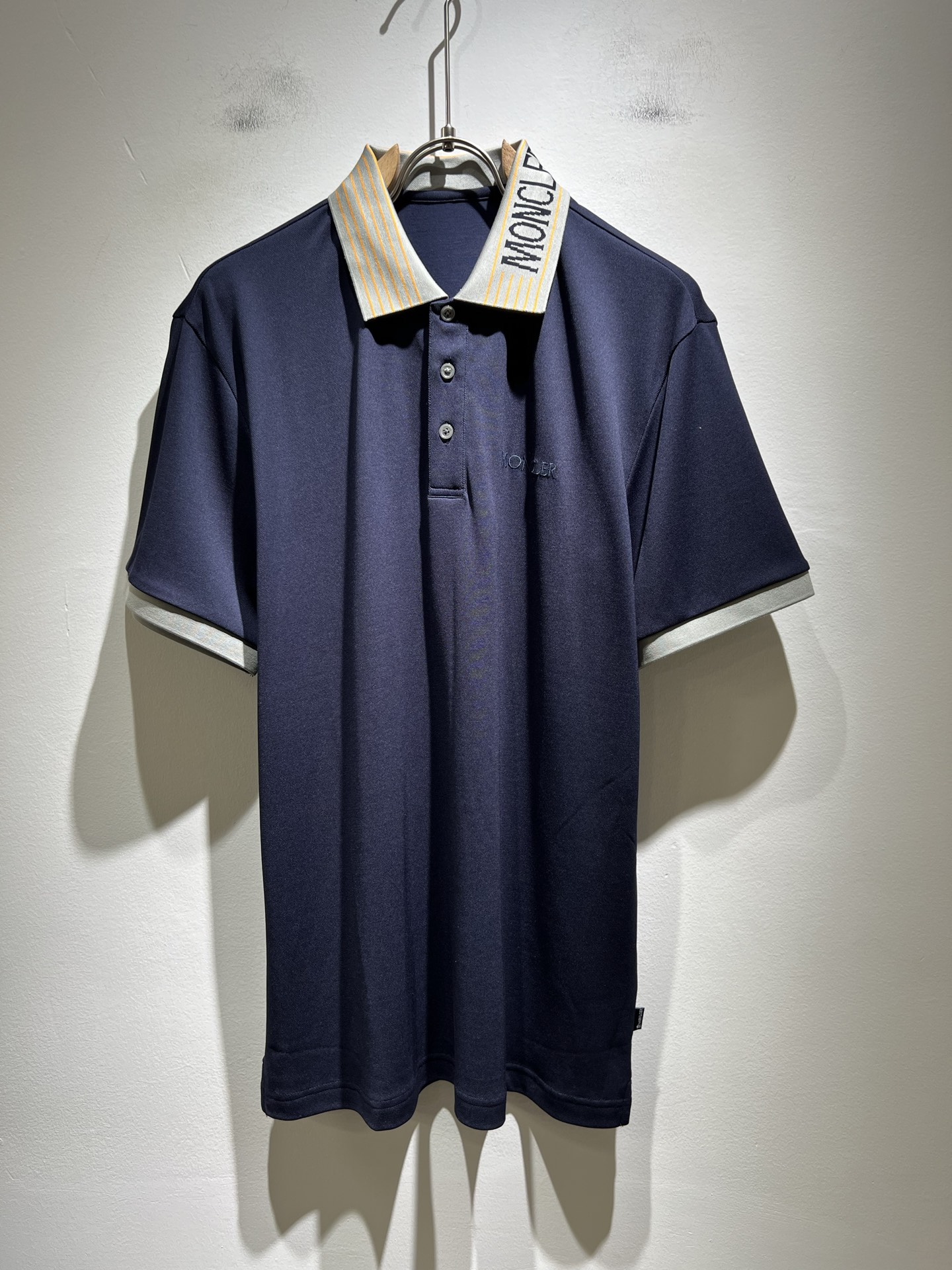 NO:418561,MON Meng**kou 2025 spring and summer new men's original single men's short-sleeved POLO shirt, trading company goods, and the official website is available at the same time!  This type of basic items is a must-see every season. It is equipped with imported pearl mesh cotton, which has both comfort and breathability, and the overall visual value is full, and the chest logo embroidery decoration!  A single item with extremely high dressing rate!  Standard style and tailoring, comfortable stretching, and unrestrained exercise!  The lapel design meets the needs of simple styles, while having strong practical wearability, high-end, atmospheric and high-end!  Universal and versatile model. Size M-4XL, T-shirt, alexander wang19860909MON蒙**口2025春夏新款男士原单男士短袖POLO衫,贸易公司货,官网同步发售！此类型的基础单品是每季必出现的,客供进口珠地网眼棉,舒适性与透气性兼备,整体视觉值满分,胸前标志logo刺绣修饰！穿搭率极高的单品！版型剪裁标准,伸展舒适,运动无拘束！翻领的设计在满足简约的风格上的需求同时,实穿性强,高端大气上档次！ 万能百搭款.尺码M-4XL,,T-shirt,alexander wang,Men's clothing