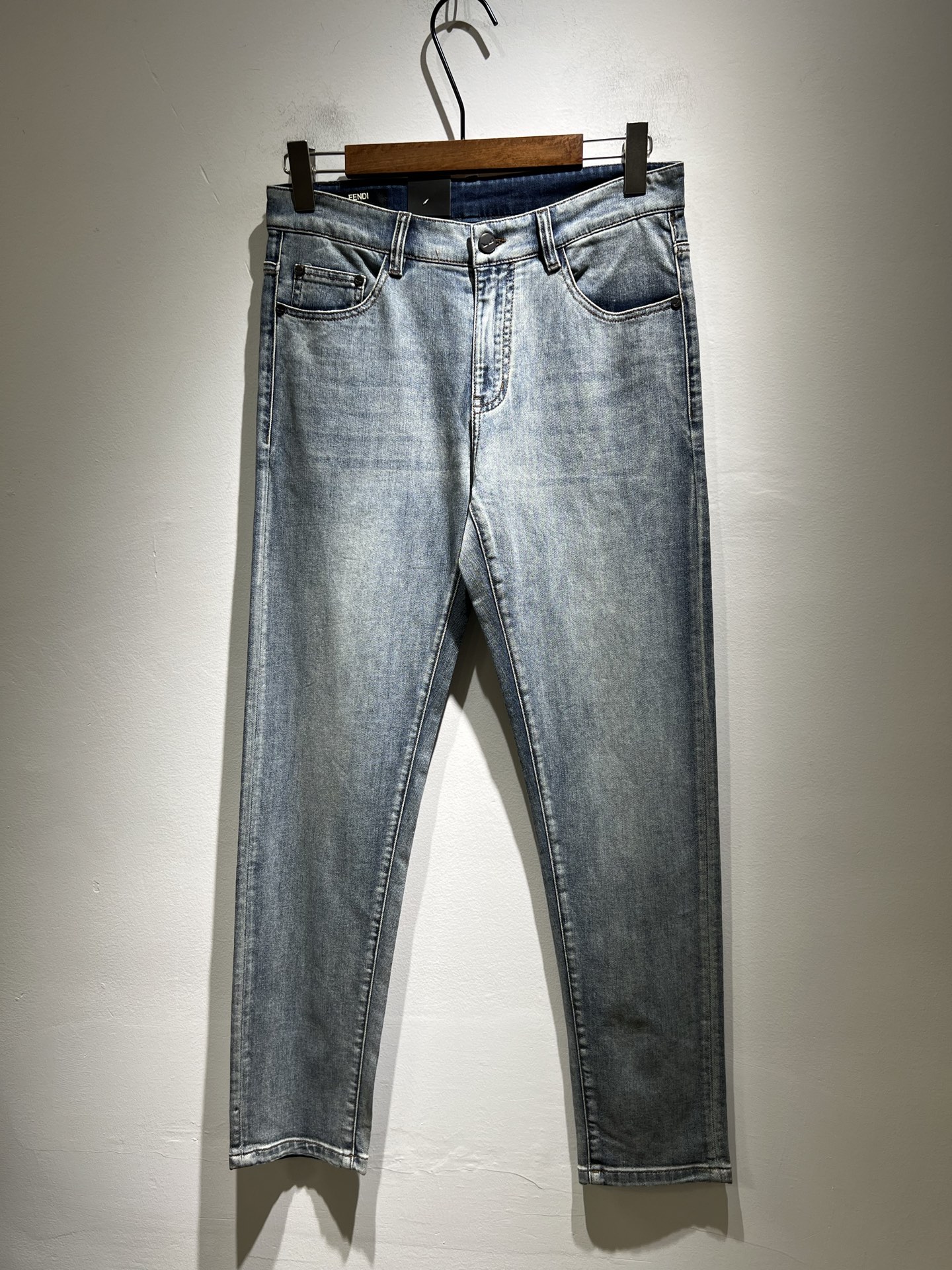 NO:418533,FEN*I FEN*Di Spring and Summer New FD Home Casual Jeans!  Original Italian orders, popular FD family items, high-quality products with full representation and full of specifications, high-quality products that all FD fans are worth buying!  Pure Yidian channel orders, high-end and popular products from the FD family, very popular items at the moment, FD's iconic hardware and leather logo waist brand design!  !  Trendy and beautiful, full of trendy atmosphere, extremely high grade and specifications, giving people a strong visual impact, with extremely high recognition, top-grade denim fabric, created, soft, delicate and comfortable, and the quality is quite high-end and classy!  Perfectly interprets the charm of the brand and leaves a deep impression. It is more fashionable and charming, simple, generous and fashionable, and has no pressure on the outfit!  Size 29-40, fendi,dior,jeans,alexander wang19860909FEN*I 芬*迪2025春夏新款FD家休闲牛仔裤！意大利原厂订单,FD家族人气单品,代表性十足,规格感十足的精品,所有FD粉丝都值得抢购的精品！纯正意代渠道订单,FD家族的高奢人气爆款产物,当下十分火爆的单品,FD标志性五金皮革logo腰牌设计！！新潮又好看,潮流气息感十足,档次规格感极高,给人的视觉冲击感相当强烈,有着极高的辨识度,顶级丹宁面料,打造,触感柔软细腻舒适,品相相当高级有档次！完美诠释品牌魅力,给人留下深刻印象.更具时尚与韵味,简约大方时尚,对于穿搭更是毫无压力！尺码29-40,,fendi,dior,jeans,alexander wang,Men's clothing