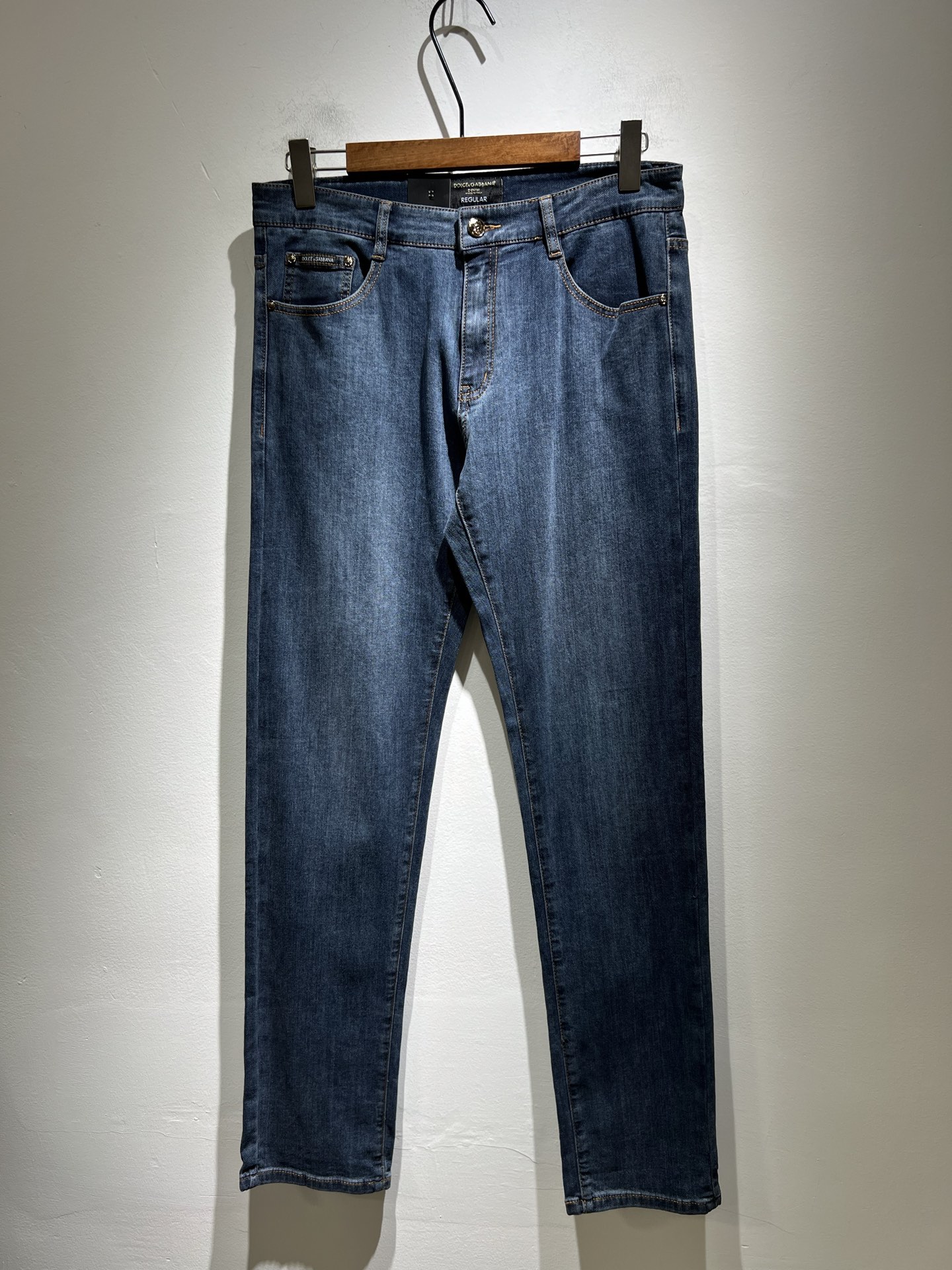 NO:418519,Dolce & Dolce*na 2025 spring and summer new jeans, wash and naturally not easy to deform and decolorize, three-dimensional tailoring perfectly shaped fabric, comfortable and soft, and casually matched, comfortable means its interpretation of fashion and leisure. DG's consistent style reflects the brand's pursuit of quality, with a bit of hedonist flavor, pays great attention to details, likes everything that is not formulaic, pursues freedom, Dolce & GABB*NA's style is very unique. At the beginning of the business, it insists on making plates and designing logo logo waist brand design!  For the fashion industry that paid attention to the show at that time, it was quite unique. Size 29-40, Dolce & Gabbana, Dolce & Gabbana, jeans, alexander wang19860909Dolce & 杜嘉*纳 2025春夏新品牛仔裤,水洗处理自然不易变形脱色、立体剪裁完美塑形面料质舒适柔软随意搭配、舒适代表它对时尚休闲的诠释是DG一贯作风细节处体现这个品牌对品质的追求,带点享乐主义者的味道,非常注重细节,喜欢一切非公式化的东西,追求自由杜嘉班纳 (DOLCE&GABB*NA) 的作风非常独特,创业之初坚持自己制版、设计标识logo腰牌设计！对于当时讲究排场的时装界,是相当独树一格的.尺码29-40,,Dolce&Gabbana,Dolce&Gabbana,jeans,alexander wang,Men's clothing