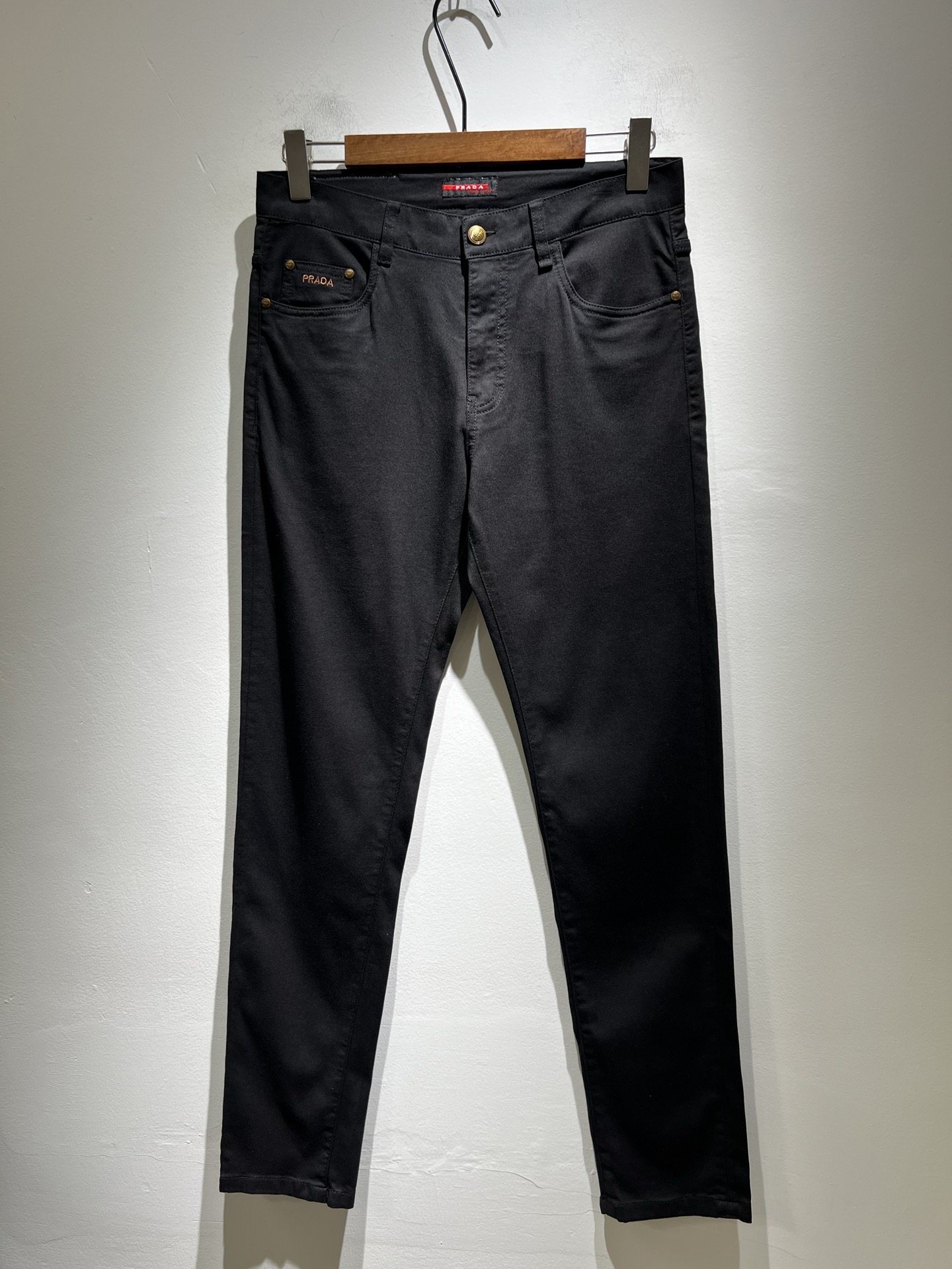 NO:418525,PRA*DA Pu*da 2025 spring and summer new men's casual jeans, high-end quality choice... A versatile trousers that combine casual pants are also an indispensable matching tool in men's wardrobe. It is a classic style with practical wear!  The design style of the whole casual pants is simple and fashionable, which is very consistent with the low-luxury style setting, has excellent skin-friendly value, is easy to wear, and is full of detail!  Customized original logo waist brand design!  Classic P home logo logo design!  This trousers are made of high-quality cotton fabric. The fabric is comfortable, the feel is soft and delicate, and has a good vertical feeling. It looks very textured and has a high-end charm. The first-class and exquisite style cut, the line is delicate, smooth and neat, and the casual and casual pants look good no matter how you match it. If you like it, buy it now. Good products are not waiting for anyone!  Size 30-40 37 39, prada, jeans, alexander wang19860909PRA*DA普*达 2025春夏新款男士休闲牛仔裤,高端品质之选……一款休闲裤兼备的百搭裤装,也是男士衣橱里不可缺少的搭配神器,属于实穿型的经典款式！整条休闲裤的设计风格简洁时尚,非常符合低奢的风格设定,亲肤值优越,穿着方便,细节感十足！定制原版logo腰牌设计！经典P家logo标识设计！此款裤装采用优质棉面料打造而成,面料舒服,手感柔软细腻,有着很好的垂直感,看上去非常有质感,细品高级韵味十足.一流精湛的版型裁剪,走线细致平顺工整,休闲随意怎么搭配都好看的裤装,喜欢的赶紧入手吧,好货可不等人！尺码30-40 37 39,,prada,jeans,alexander wang,Men's clothing