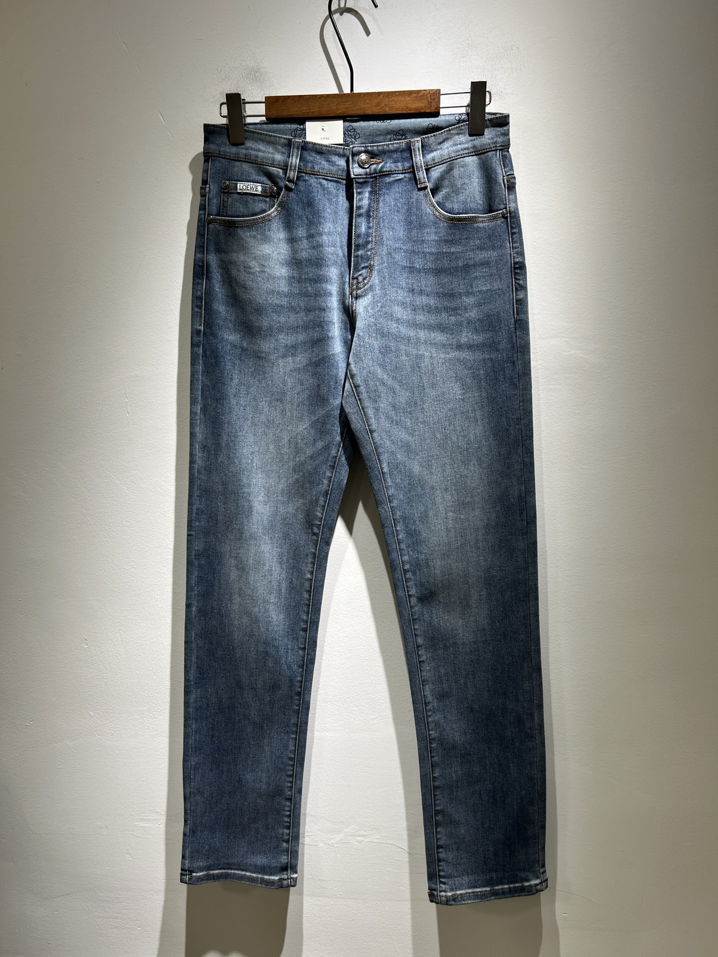 NO:418509,LO*WE/Luo*We 2025 spring and summer new men's fashion high-end casual pants, Hong Kong foreign business channel products, original Japanese products, pure blood quality, perfectly continues the essence and genes of LOE*'s home. From the main fabric to the detailed craftsmanship, all show the ingenuity of quality, use multiple brand elements to interpret, and choose precious cowhide material to build a logo waist brand leather design!  Identity manifestation that belongs to the soul!  Customer-supplied high-end imported pure cotton fabrics, very high-end and fashionable detailed craftsmanship, red ear cloth is completed by a specific antique loom. This element represents the identity and rank of jeans, which is very worthy of careful appreciation!  In terms of matching, it is invincible and explains the versatility in place, with ingenious details and exquisite accessories. The auxiliary materials are all provided by foreign merchants. They are tailored and slim, and the upper body is lifted with an excellent effect. They are a styling item that is hard to come by!  Size 30 -40, loewe, jeans, cowhide, alexander wang19860909LO*WE/罗*威2025春夏新品男士时装款高端休闲裤,香港洋行渠道货,日本原厂出品,纯血统品质,完美延续了LOE*家的精髓与基因,从主体面料到细节工艺,无不彰显出品质的匠心所在,运用多个品牌元素标识来诠释,选取矜贵的牛皮材质构建logo腰牌皮革设计！属于灵魂式的身份彰显！客供高级进口的纯棉面料,非常高级且时髦的细节工艺,赤耳布是由特定古董织布机完成,此元素代表着牛仔裤的身份及段位,非常值得细品悦人！在搭配上所向无敌,把百搭阐释到位,细节匠心考究,辅料皆为外商客供,剪裁合体修身,上身提臀效果绝佳,可遇而不可求的造型单品！尺码30 -40,,loewe,jeans,cowhide,alexander wang,Men's clothing